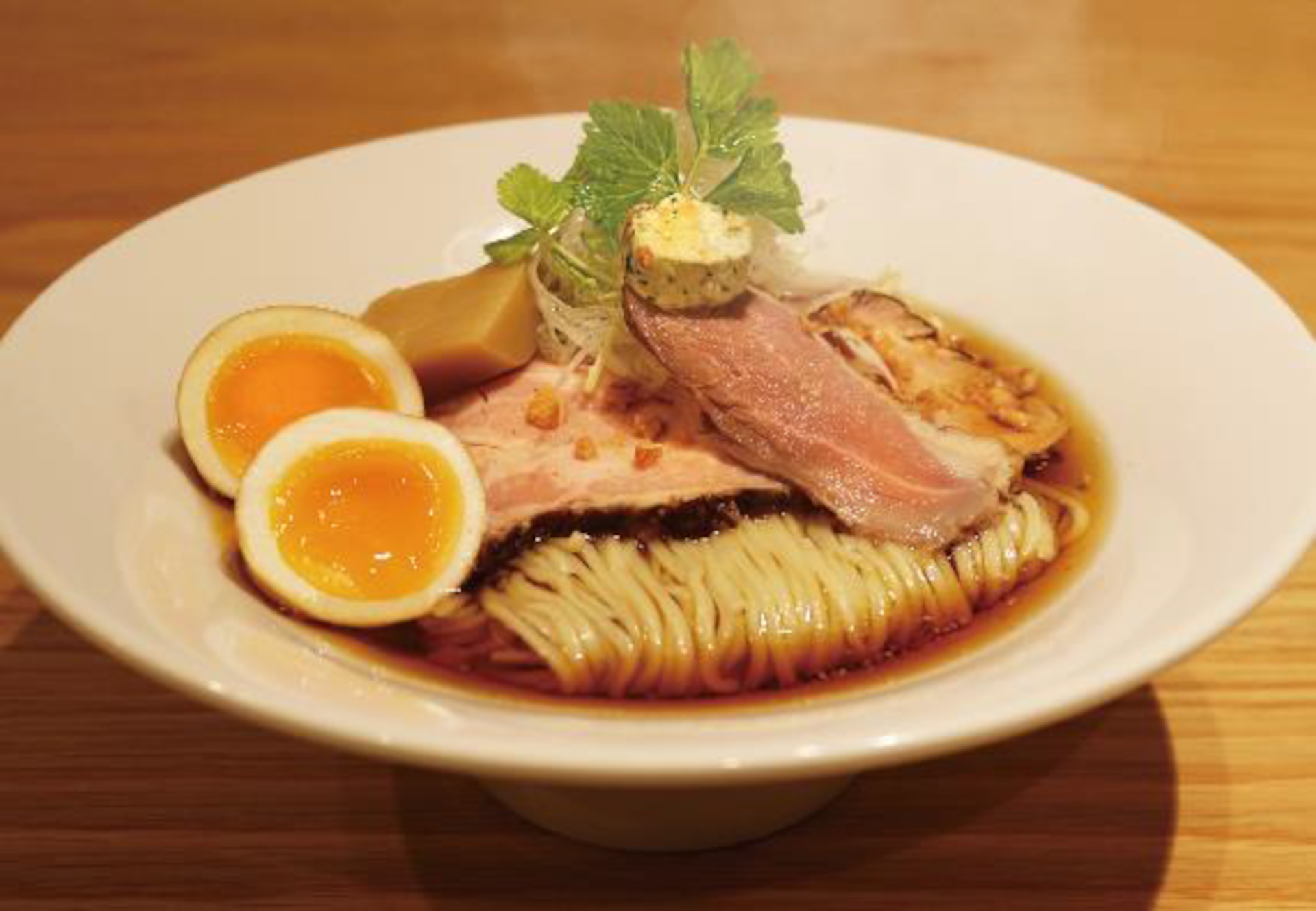 「麺 銀座おのでら 特製」（1450円）。トッピングは燻チャーシュー1枚、鴨チャーシュー1枚、葱、メンマ、セロリ、煮卵、ハーブバター