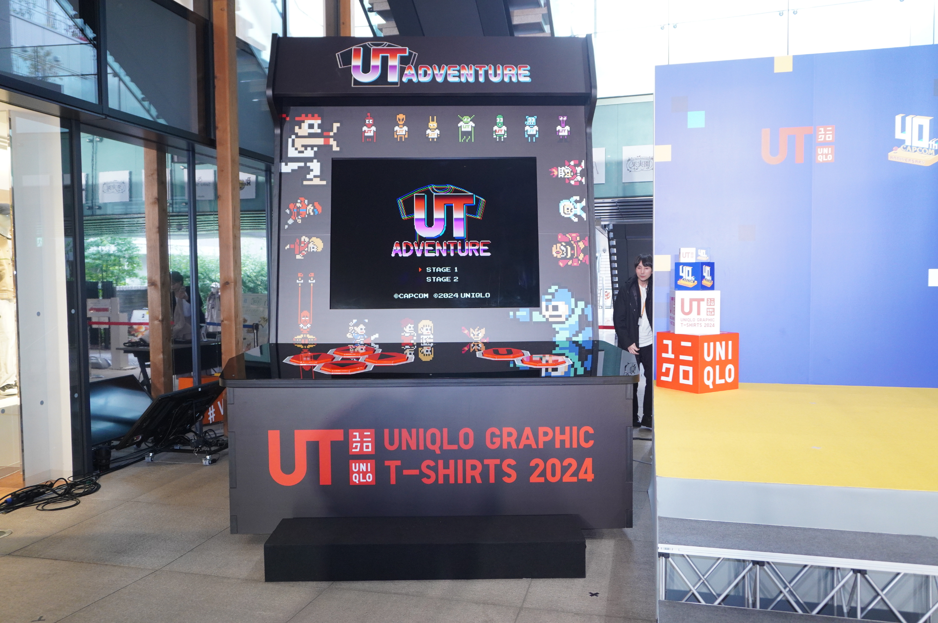 ユニクロ原宿店の店頭に設置された高さ約3mの巨大アーケードゲーム機。CAPCOM監修のオリジナルゲーム「UT ADVENTURE」を無料でプレイできる