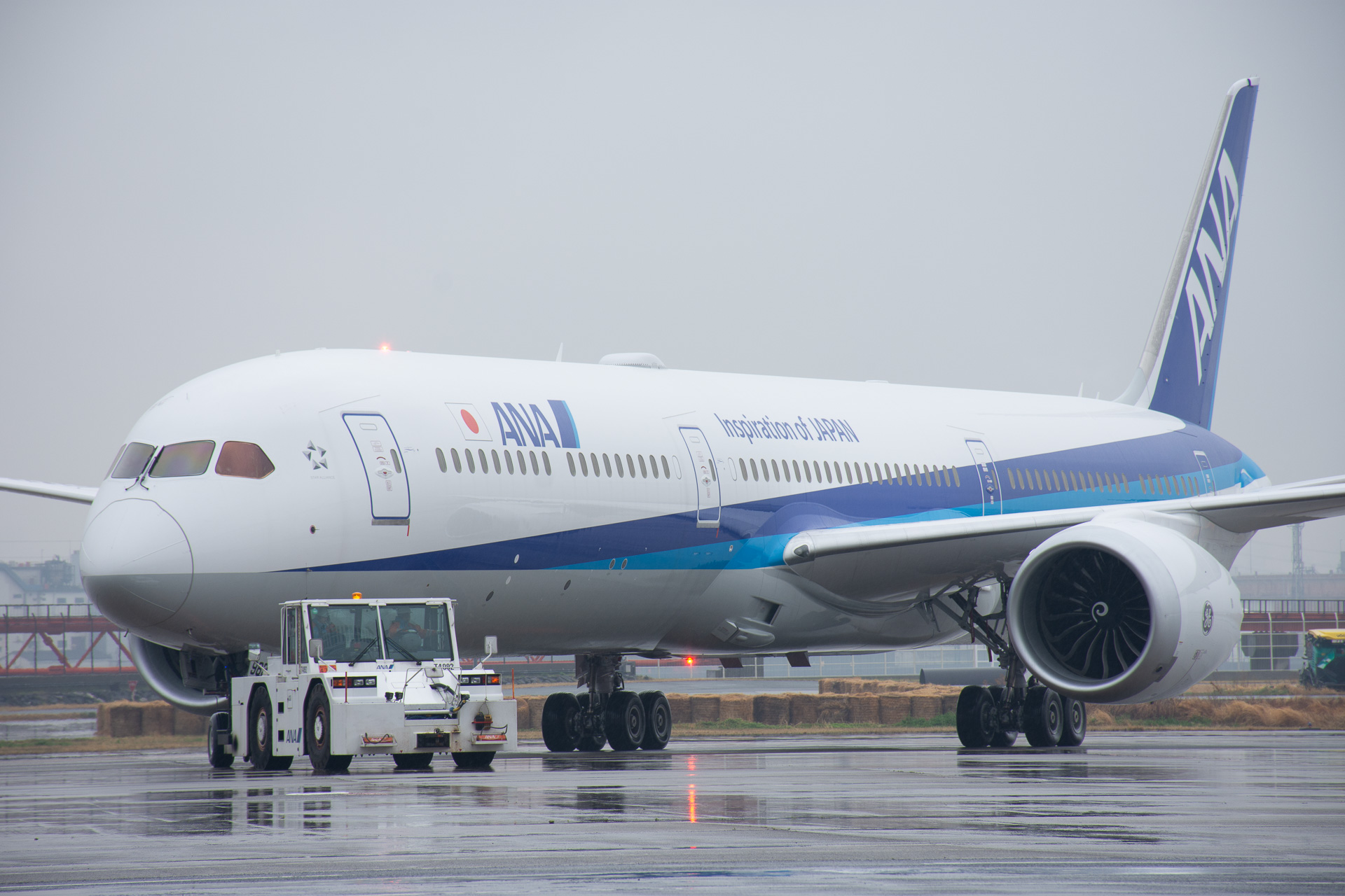 格納庫へ進入するANAのボーイング 787-10国内線仕様（登録記号：JA983A）