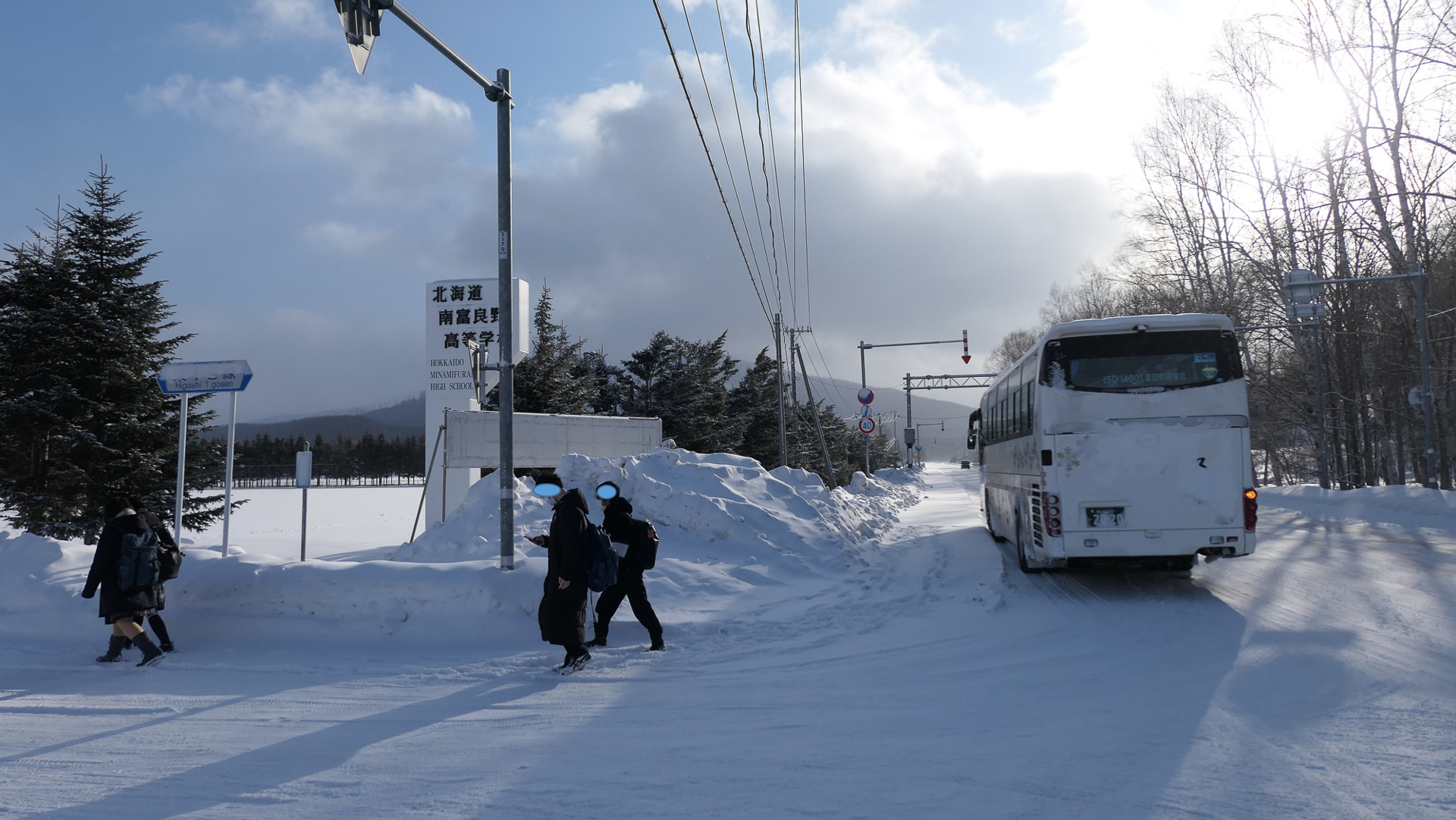 南富良野高校の前に停車する代行バス。20人ほどが降りて行った