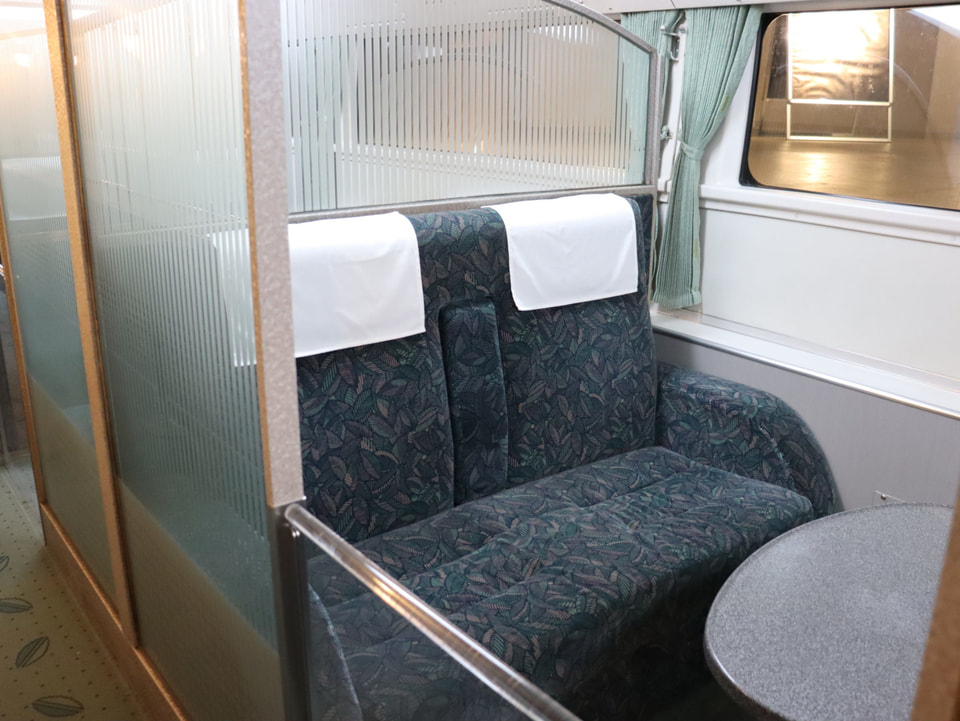小田急電鉄　特急ロマンスカーRSE（20000形）　折りたたみテーブル　鉄道部品 小田急「ロマンスカーミュージアム」、JR西日本・トキ鉄の展示＆グッズ
