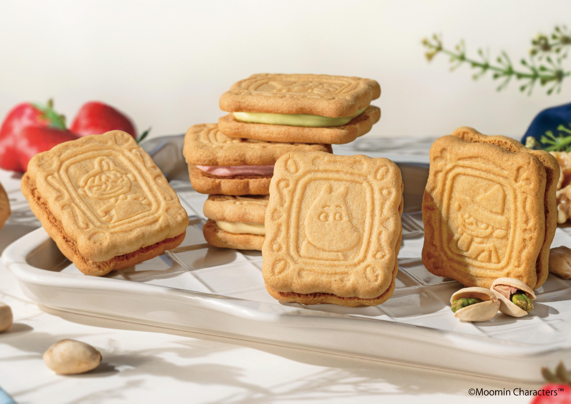 厚みのある「クリームサンドクッキー」。ムーミン柄はクルミ味、リトルミイ柄はストロベリー味、スナフキン柄はピスタチオ味