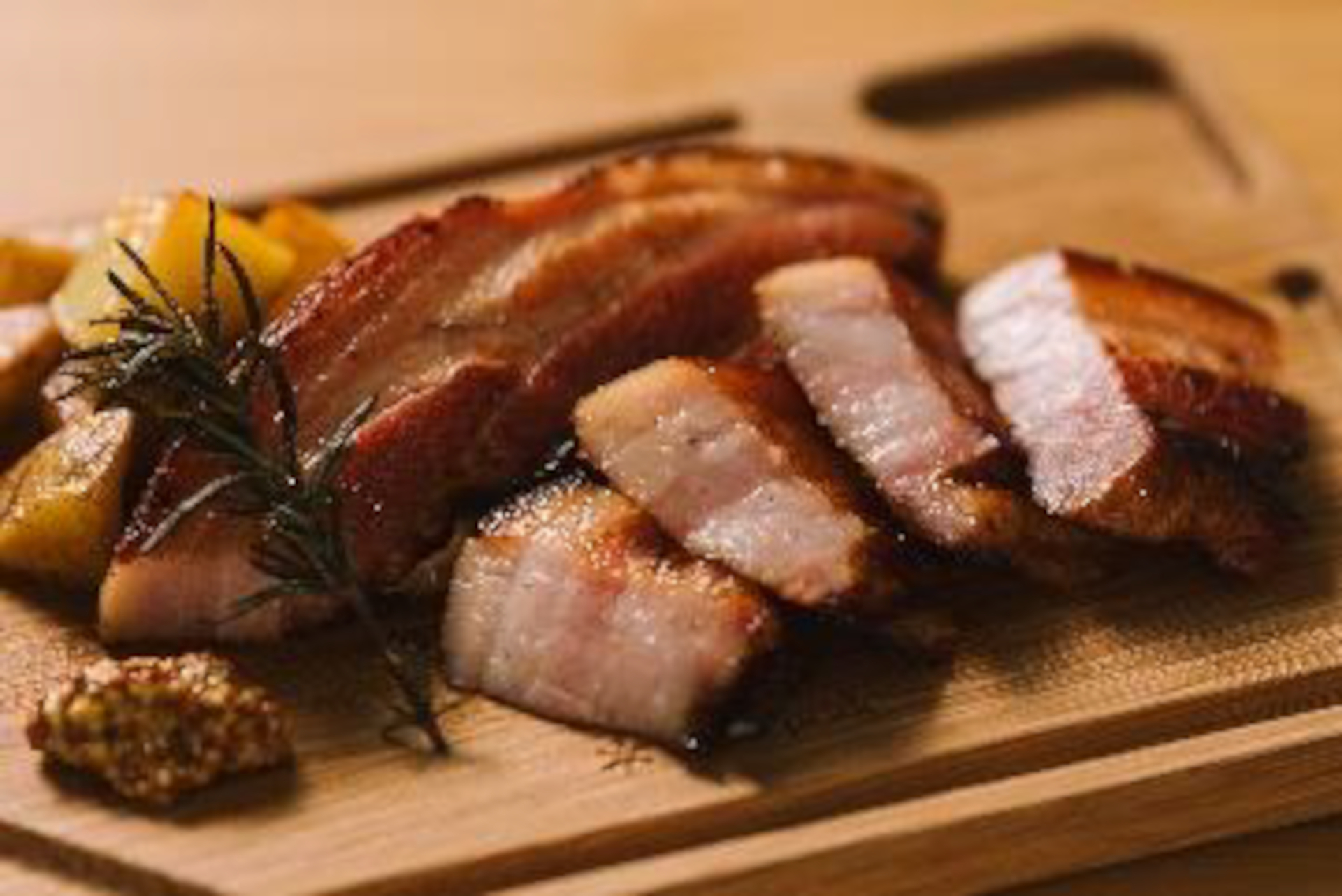 「雪室貯蔵雪ひかりポークベーコン（ローズマリー）」