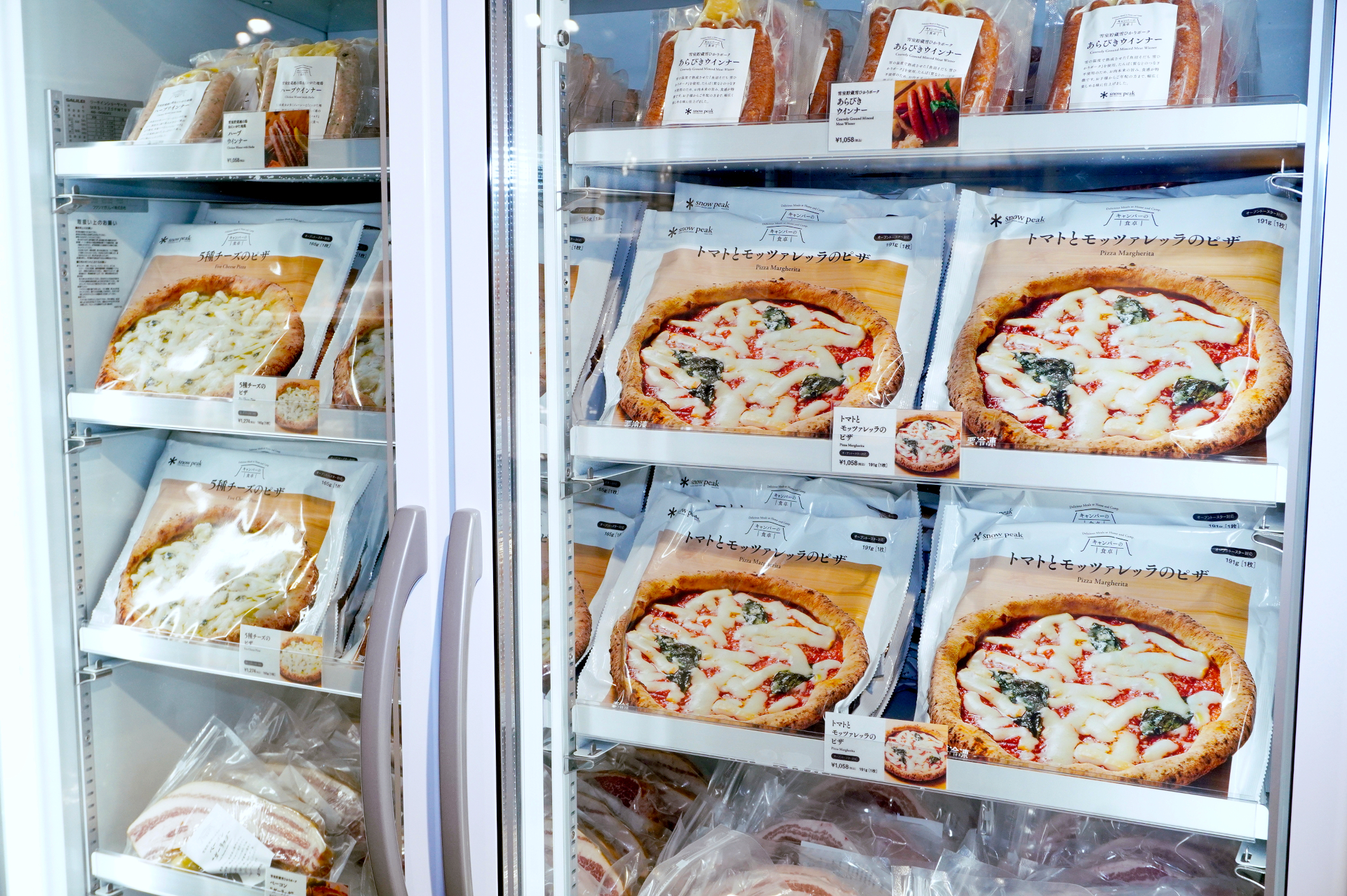 自宅でも手軽に本格的なアウトドア飯が楽しめる食物販ライン「キャンパーの食卓」