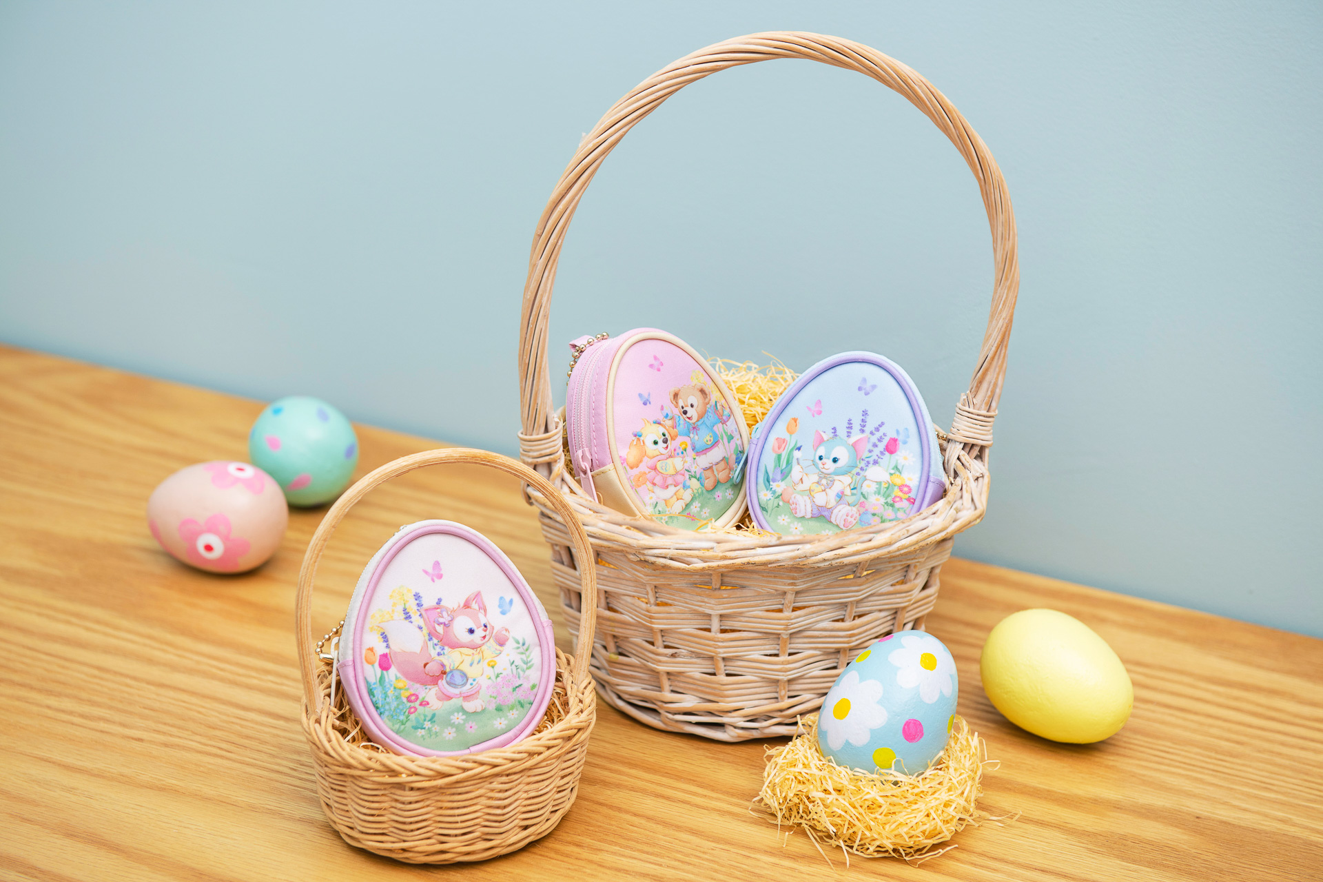 タマゴ型のポーチはコロンとフォルムでキュート