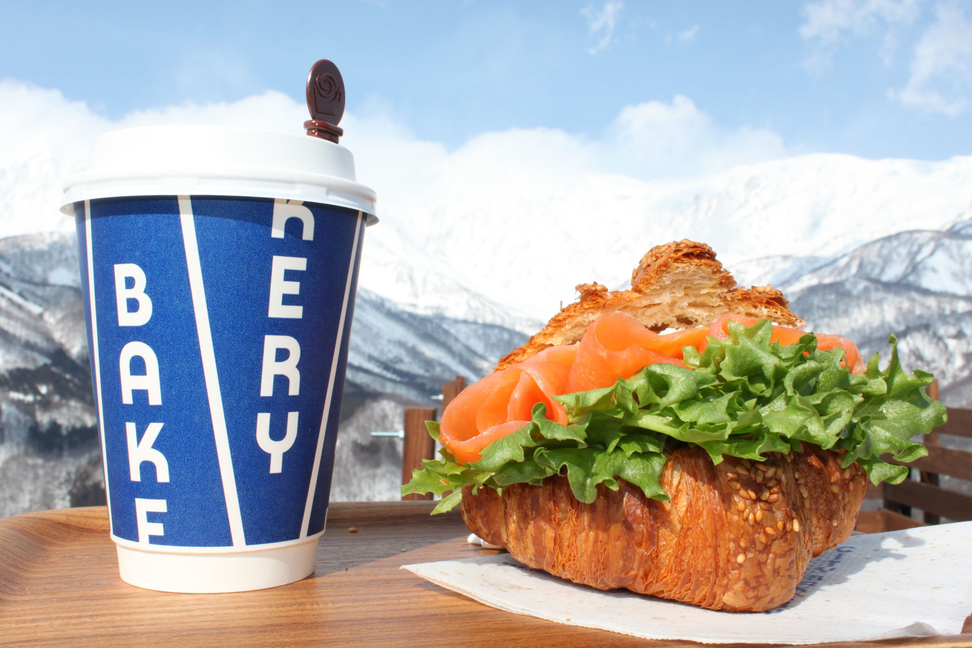 「白馬で育った信州サーモンのスモークサンド」（1400円）