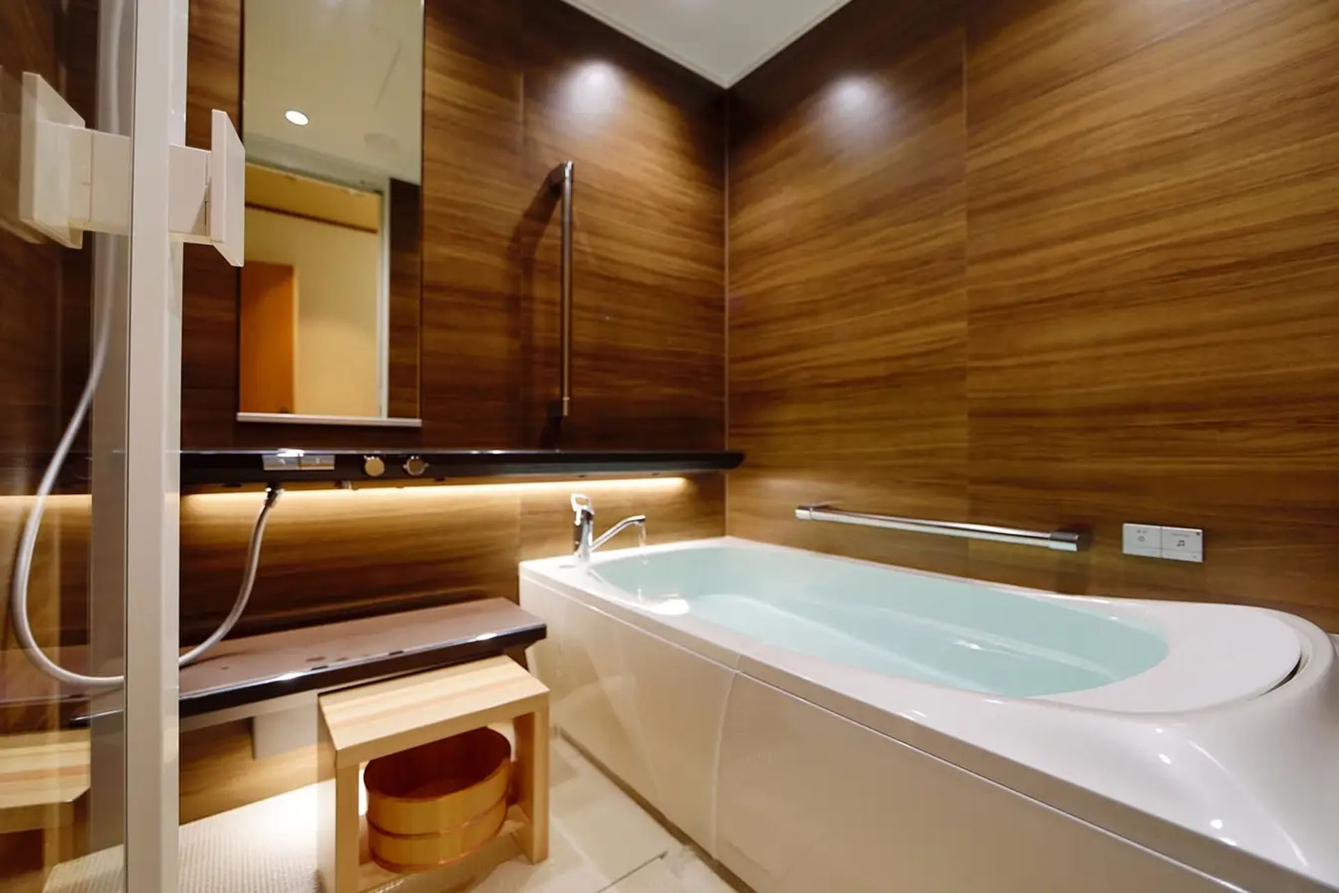 「湯本1号泉」などの温泉に浸れる内風呂でスマホなどからBluetoothでお気に入りの音楽を楽しめる