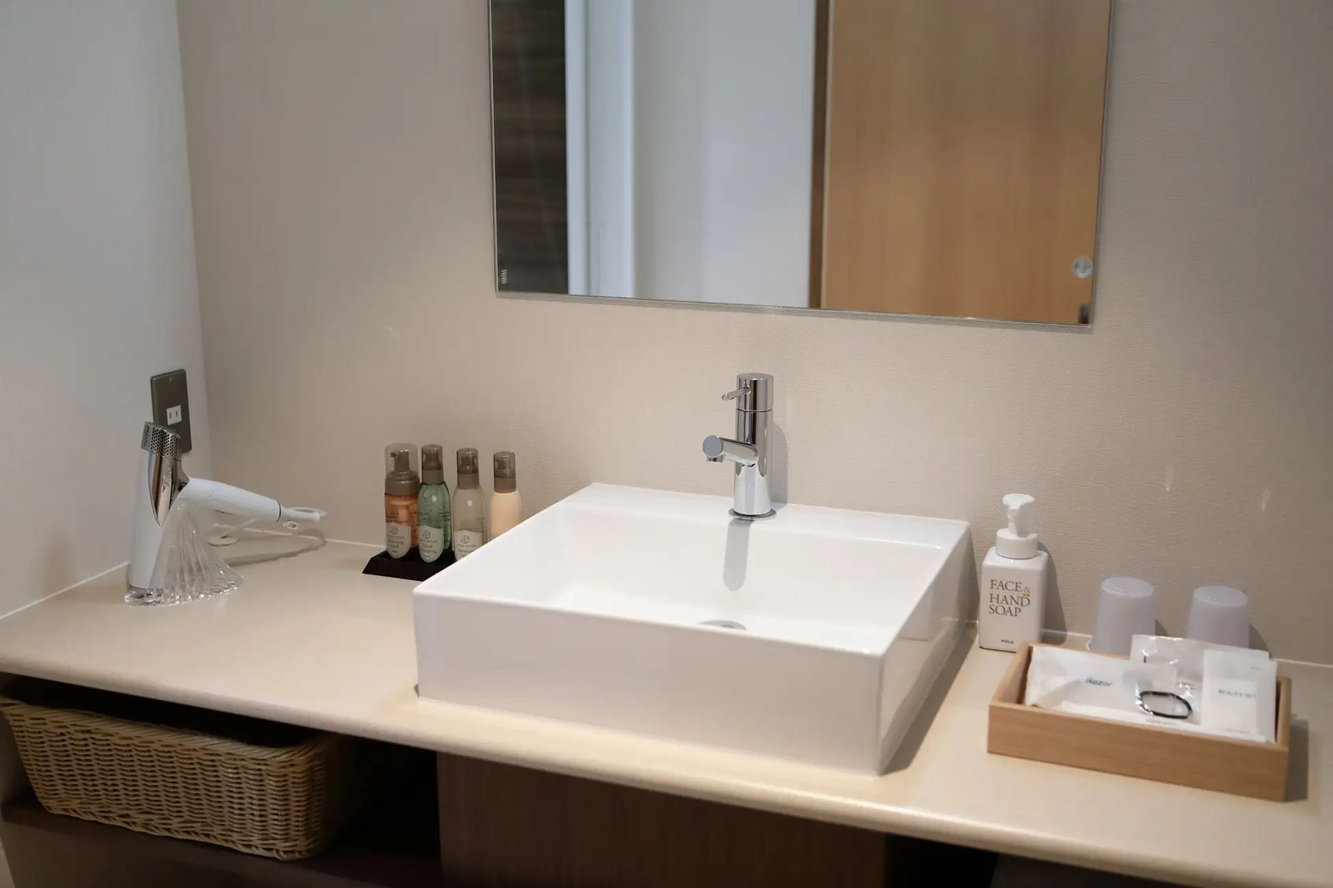 洗面所には「リファ ビューテックドライヤースマート」を用意