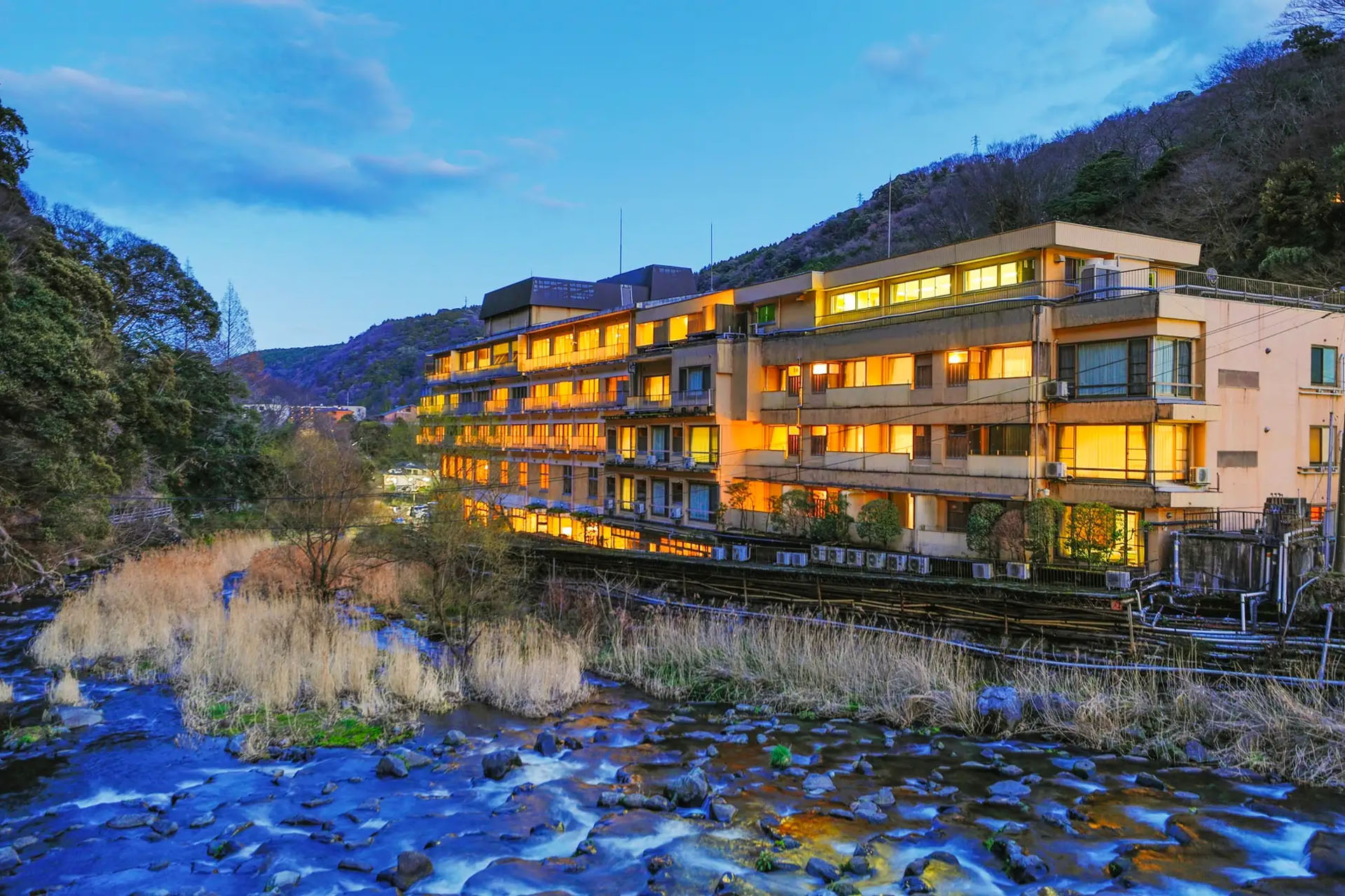 清流「須雲川」と「湯坂山」を望む