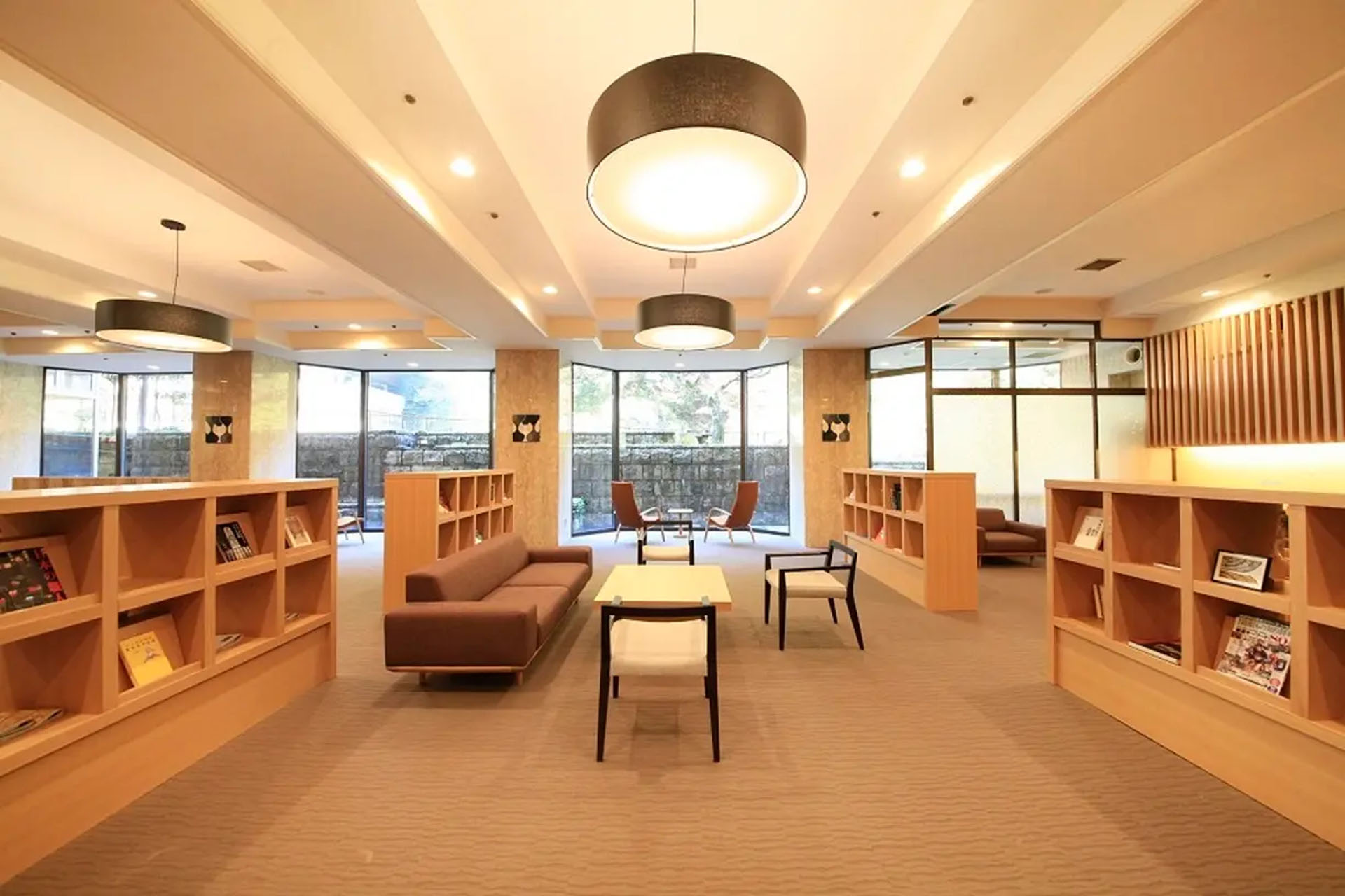 1階「ロビー＆ライブラリー」ではコーヒーなどのフリードリンクや絵本をはじめとする各種書籍を用意。「湯坂山」の眺望も楽しめる