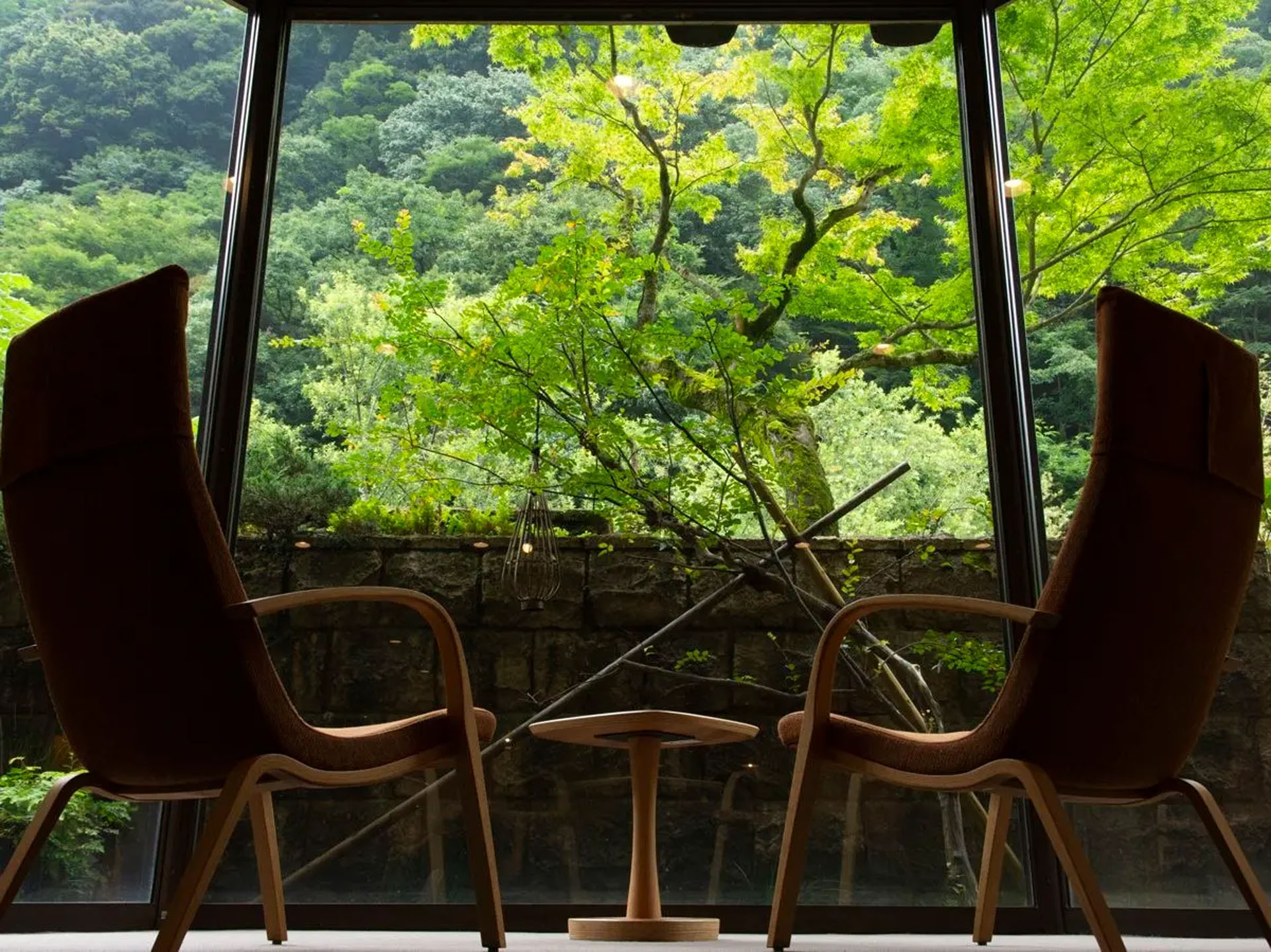 1階「ロビー＆ライブラリー」ではコーヒーなどのフリードリンクや絵本をはじめとする各種書籍を用意。「湯坂山」の眺望も楽しめる