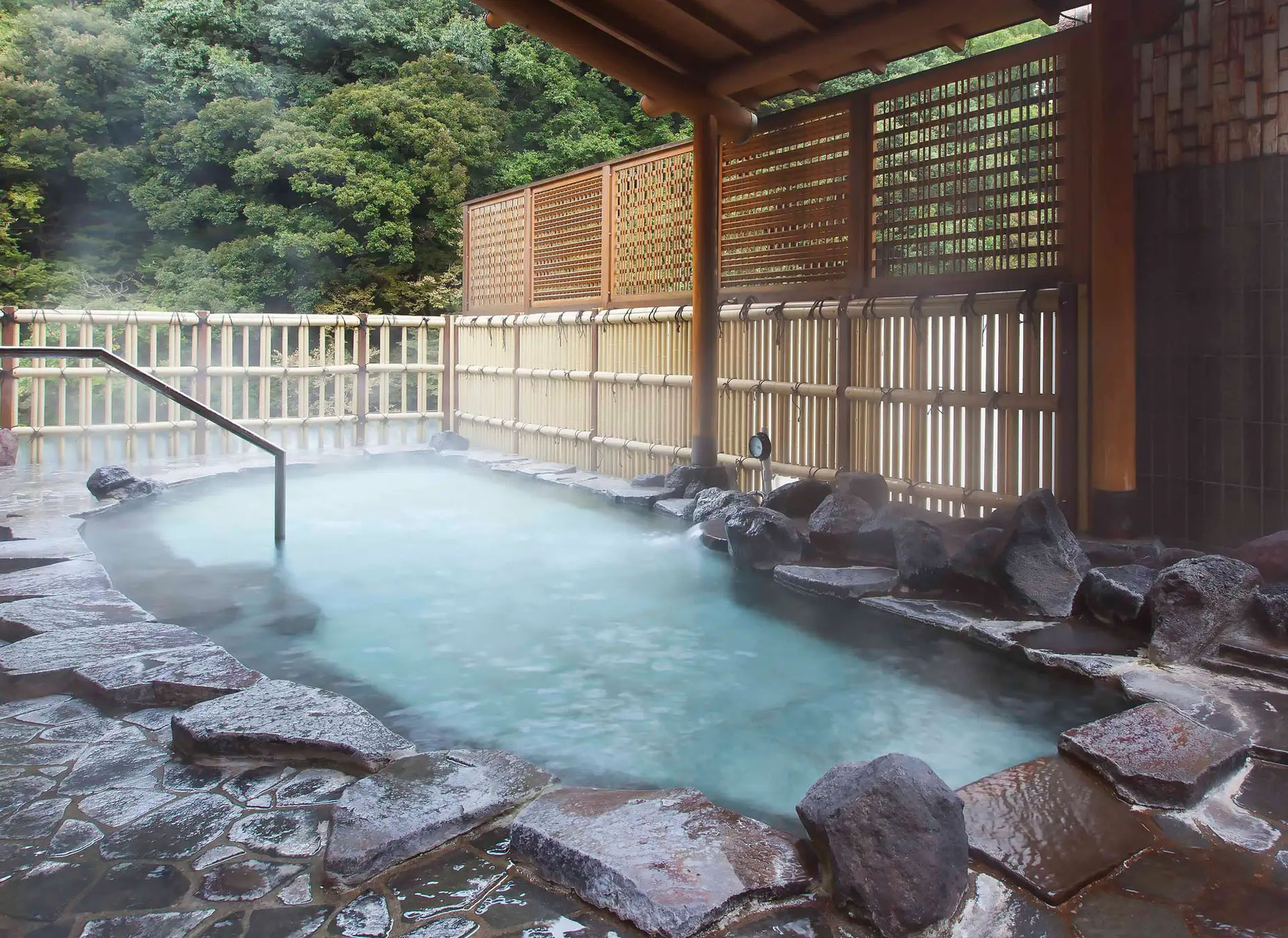 地上20ｍにある5階大浴場「桂」の露天風呂