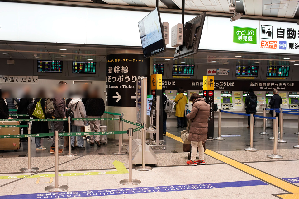 井上孝司の「鉄道旅行のヒント」】紙のきっぷ発券はなぜ混んでる