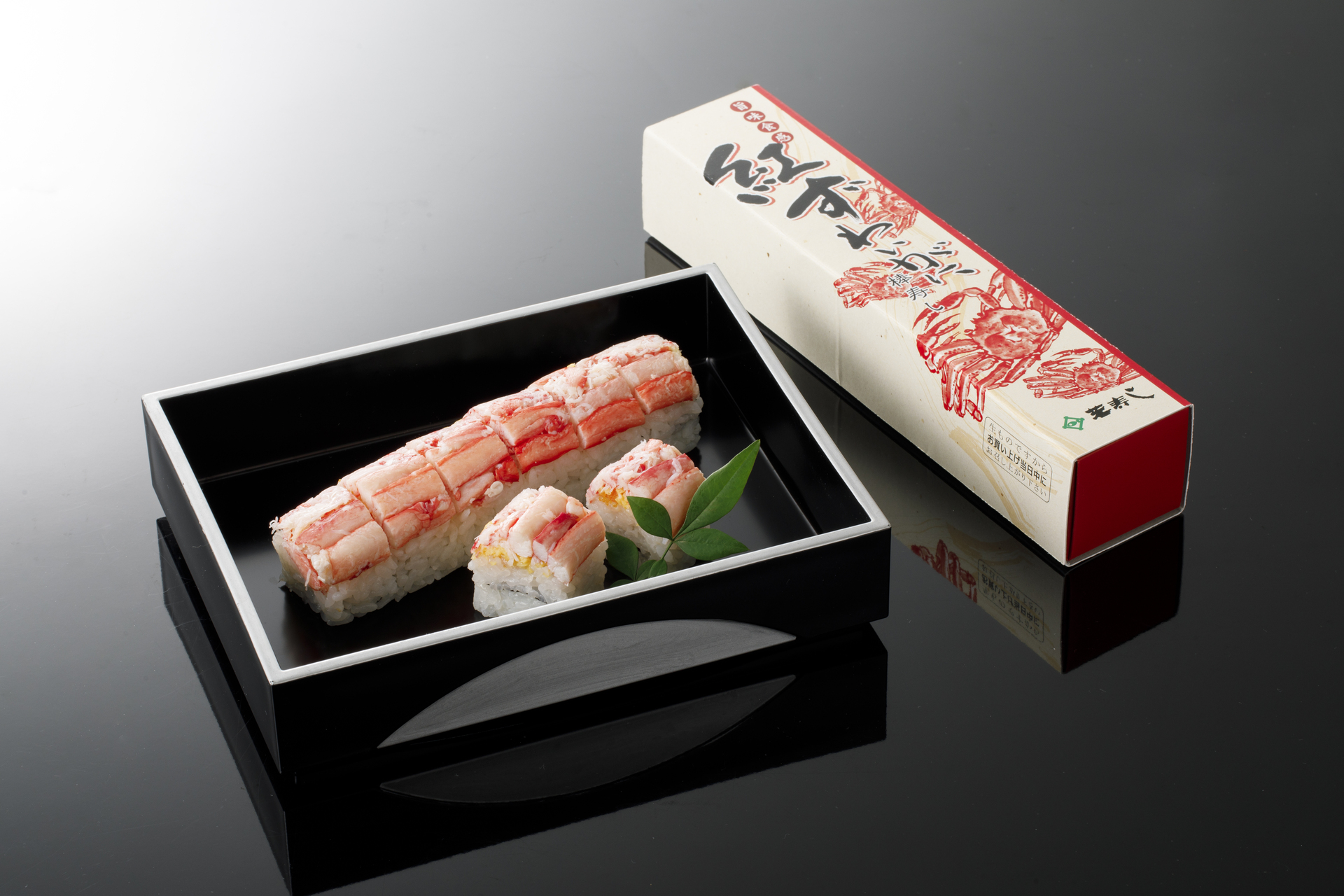 北陸お弁当フェア「紅ずわい棒寿し」（1350円）。みずみずしい身と繊細な甘味が特徴の紅ずわいがにを使用し、食べやすく8個にカット