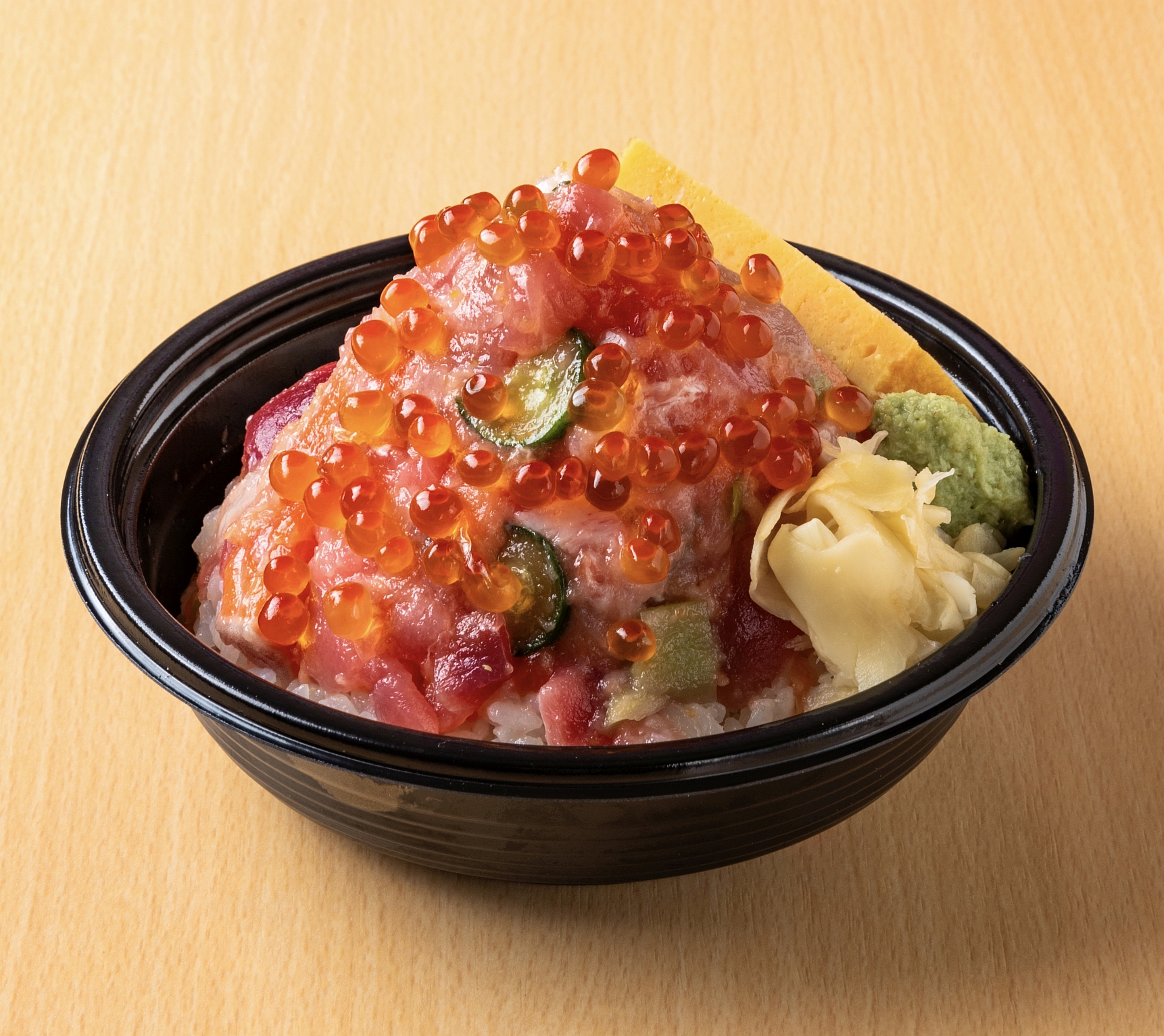 海鮮丼 大江戸「頂 いただき丼」（1980円）。豊洲市場店で提供しているサイズをそのまま豪快に弁当として販売。ネタはマグロ、ブリ、イクラなど10種類