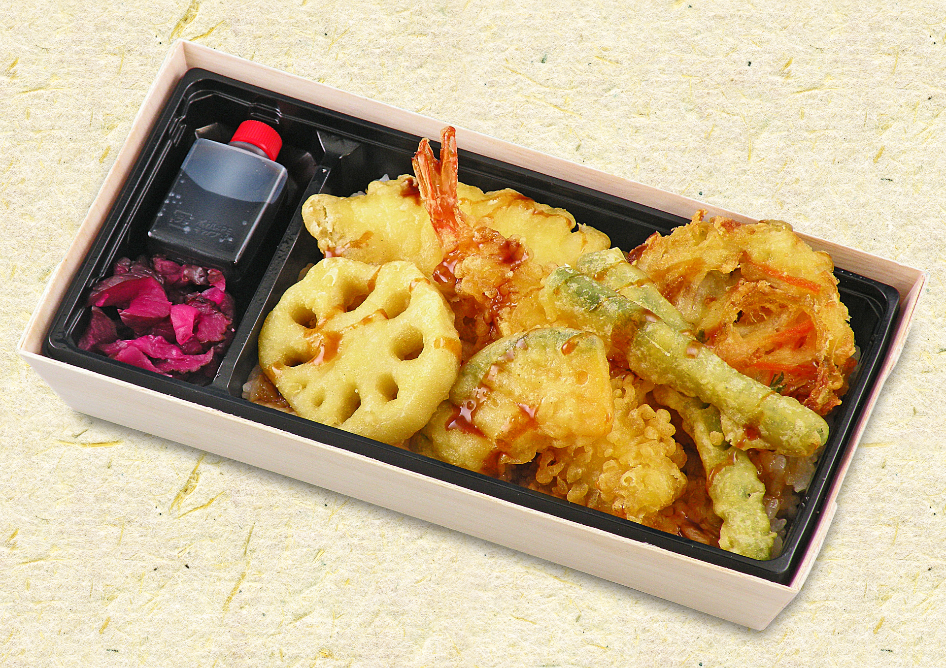 神田明神下 みやび「東京駅限定 みやび天重」（1296円）。海老、蓮根、南瓜、いかなど、店内厨房で作る揚げたての天ぷらを白米の上に盛り付け