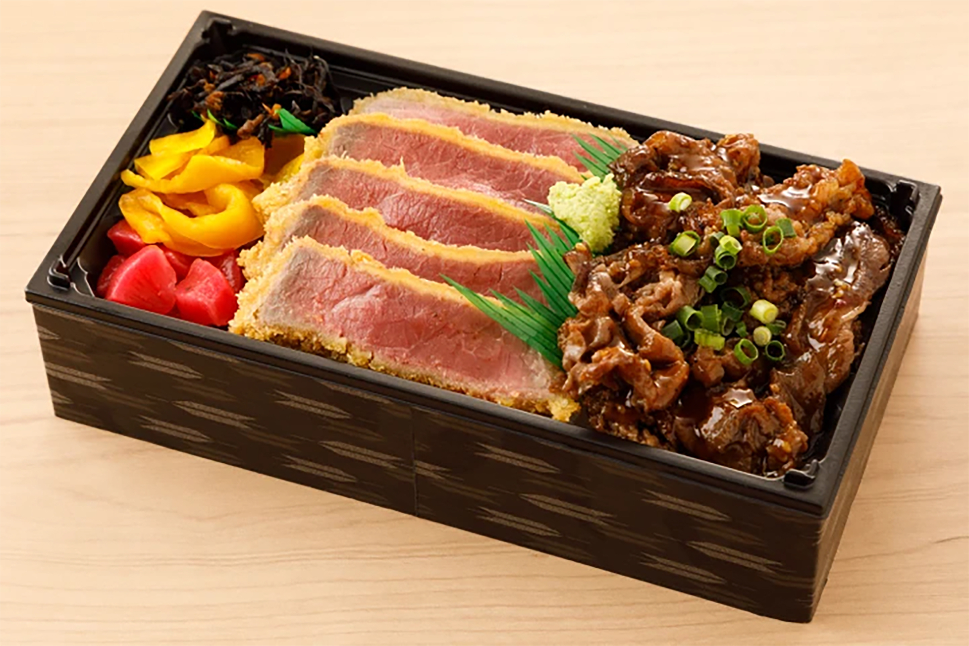 黒毛家「牛カツ・黒毛和牛カルビミックス弁当」（1782円）。やわらかい内もも赤身のみを使用した名物の牛カツと黒毛和牛の焼肉を一度に味わえる贅沢な一折