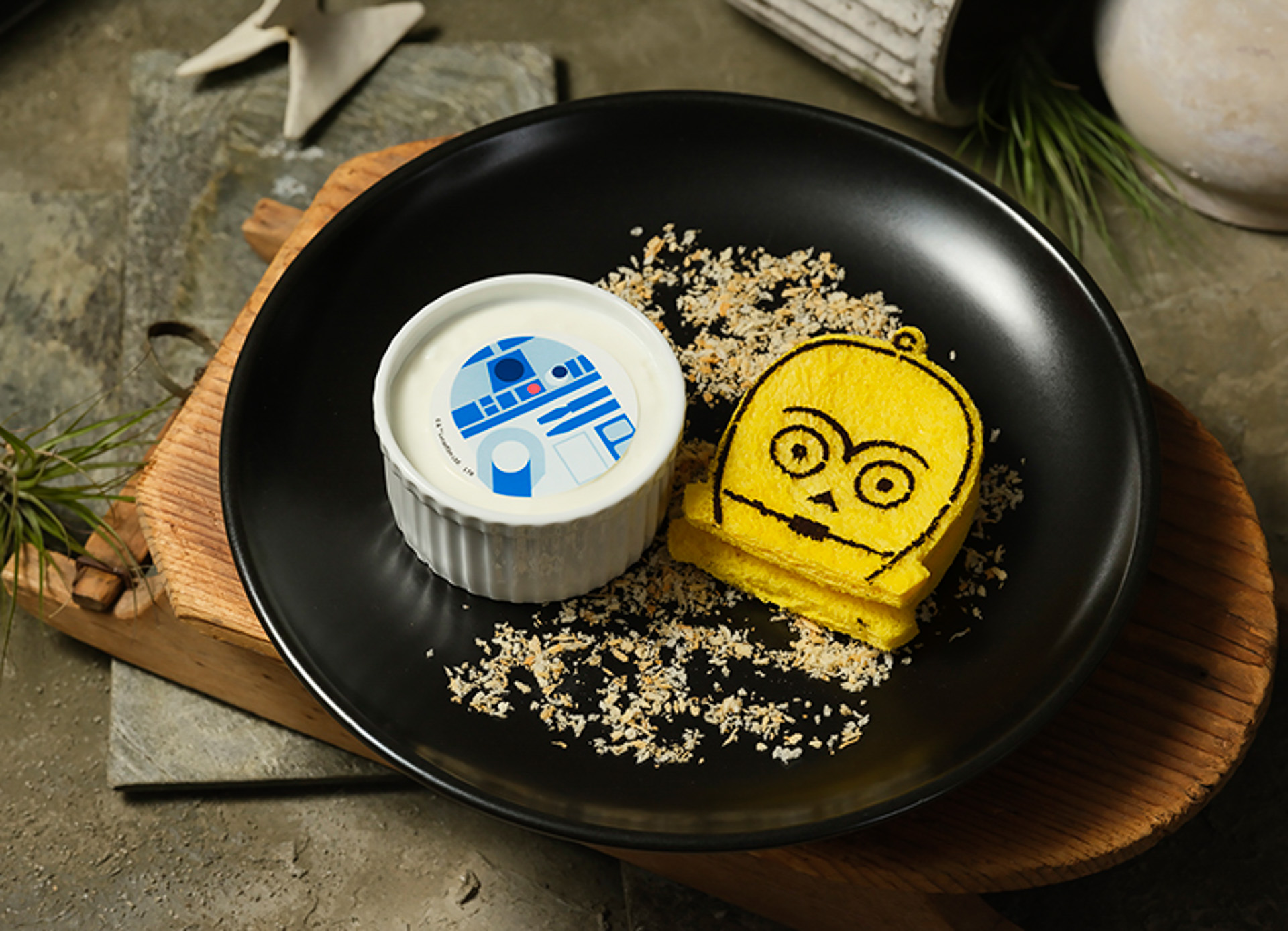 「＜R2-D2＆C-3PO＞フルーツヨーグルト＆ブレッド」（1790円）