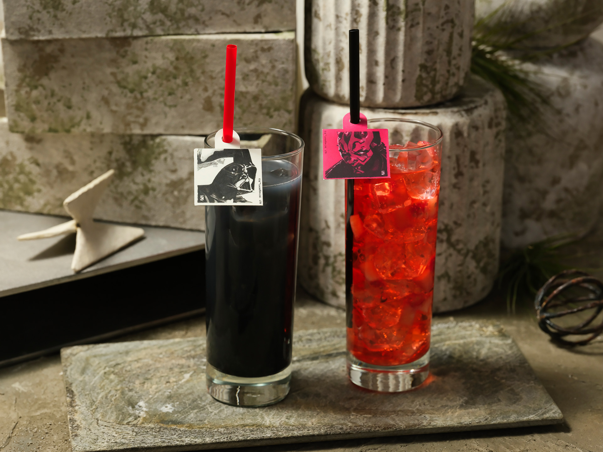 「＜ダース・ベイダー＞ブラックウォーター」「＜ダース・モール＞レッドスカッシュ」（各1290円）