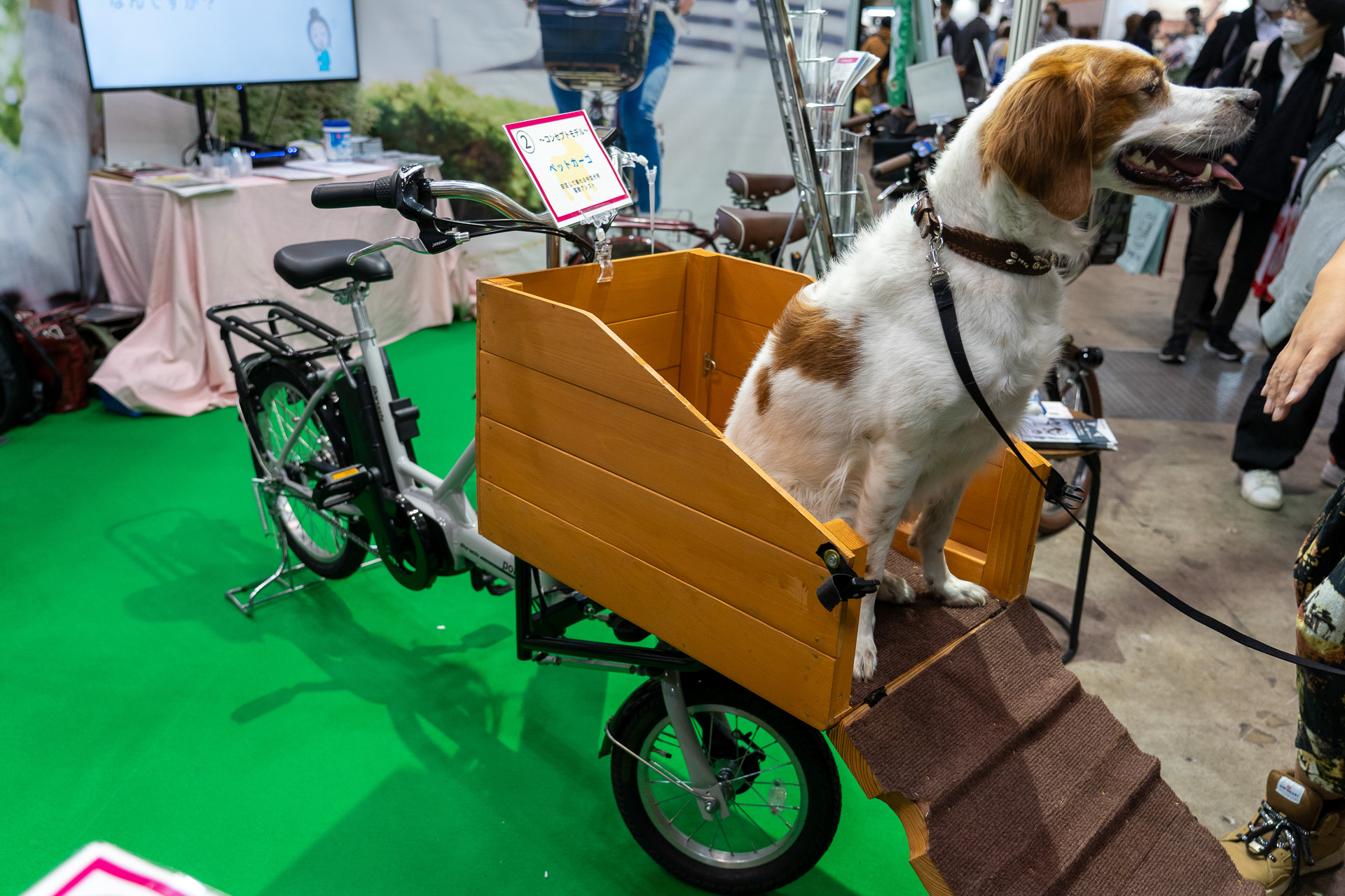 コンセプトモデルのペットポーターカーゴ。ペット自身で乗り降りできる折り畳みスロープ付き。中型犬用
