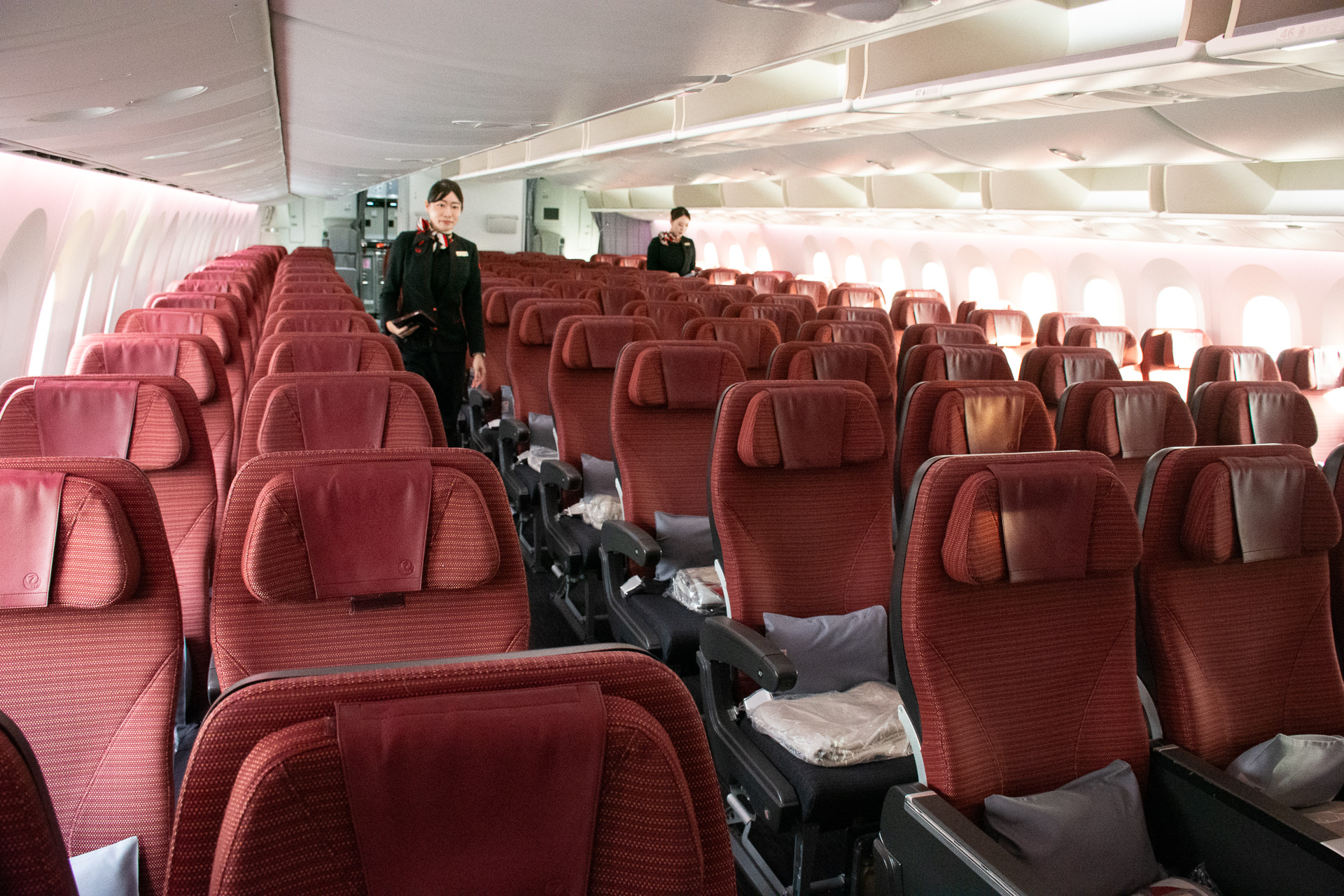 ボーイング 787-9の機内は、ビジネス52席、プレミアムエコノミー35席、エコノミー116席（計203席）の3クラス