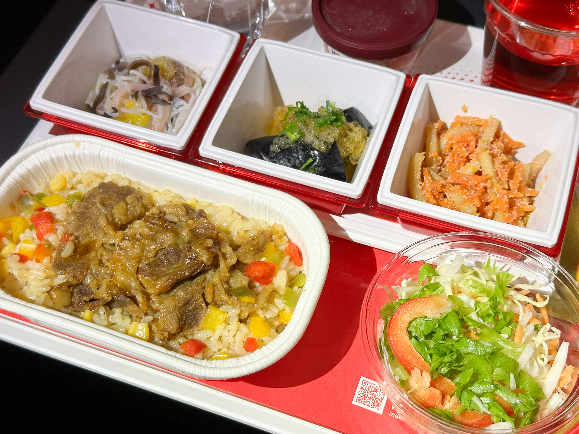 右がたまごライス。小鉢はエスニック風春雨サラダ、ナスの揚げ浸し、人参と蓮根の子和え。食後にはハーゲンダッツのアイスクリームも