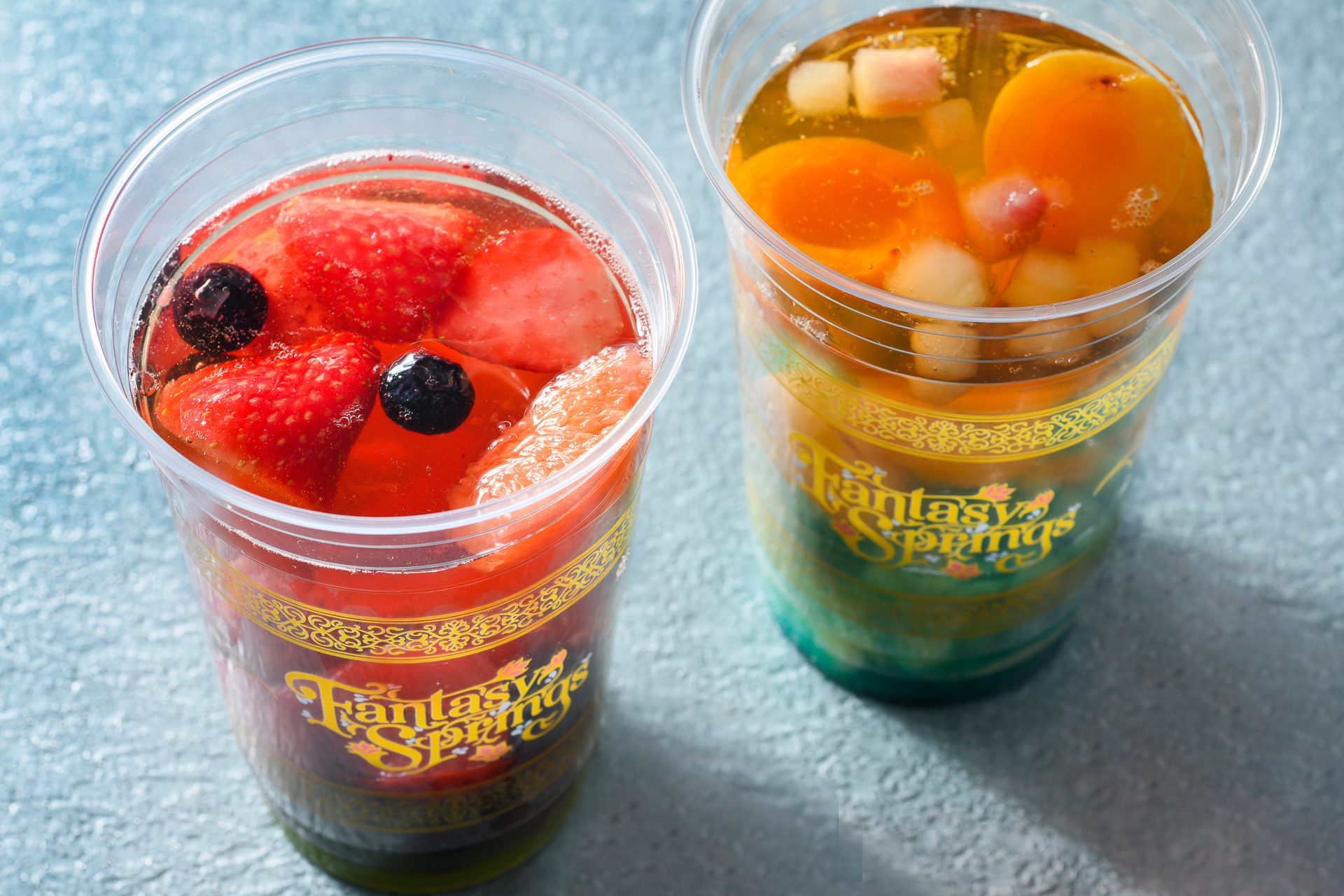 フードトラックの「アイスフルーツティー（午後の紅茶＆ベリー、午後の紅茶＆ピーチ）」（各900円）