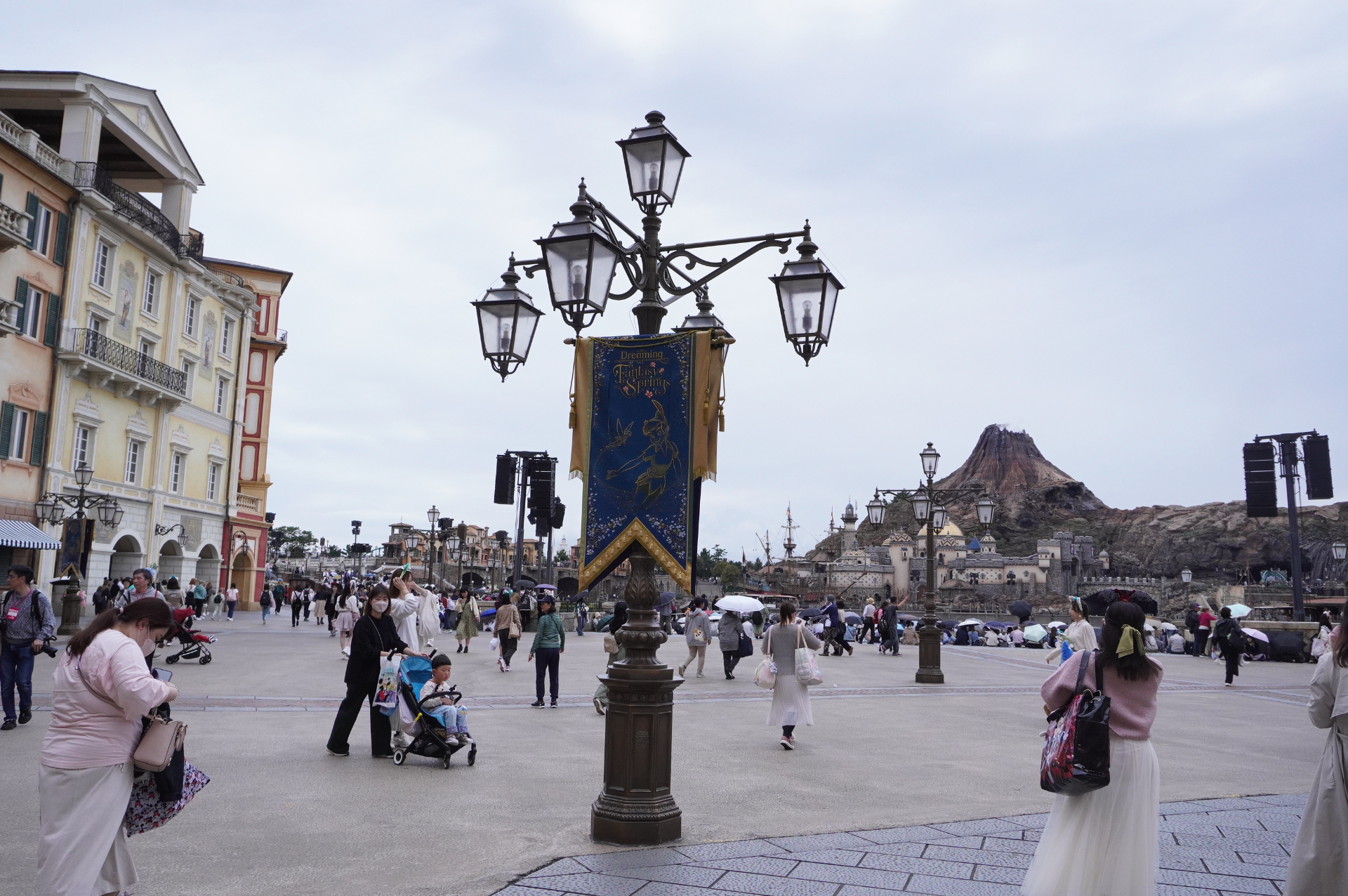 メディテレーニアンハーバー周辺のランプポストには、アナ雪、ラプンツェル、ピーターパンのバナー装飾も