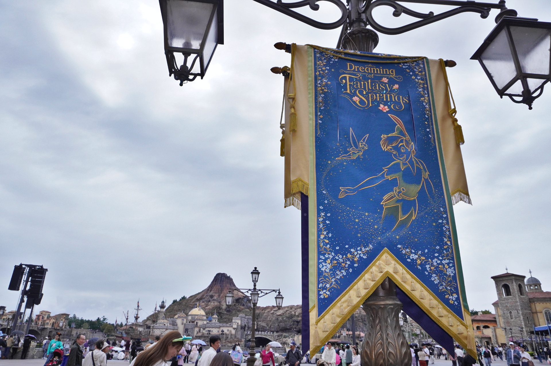 メディテレーニアンハーバー周辺のランプポストには、アナ雪、ラプンツェル、ピーターパンのバナー装飾も