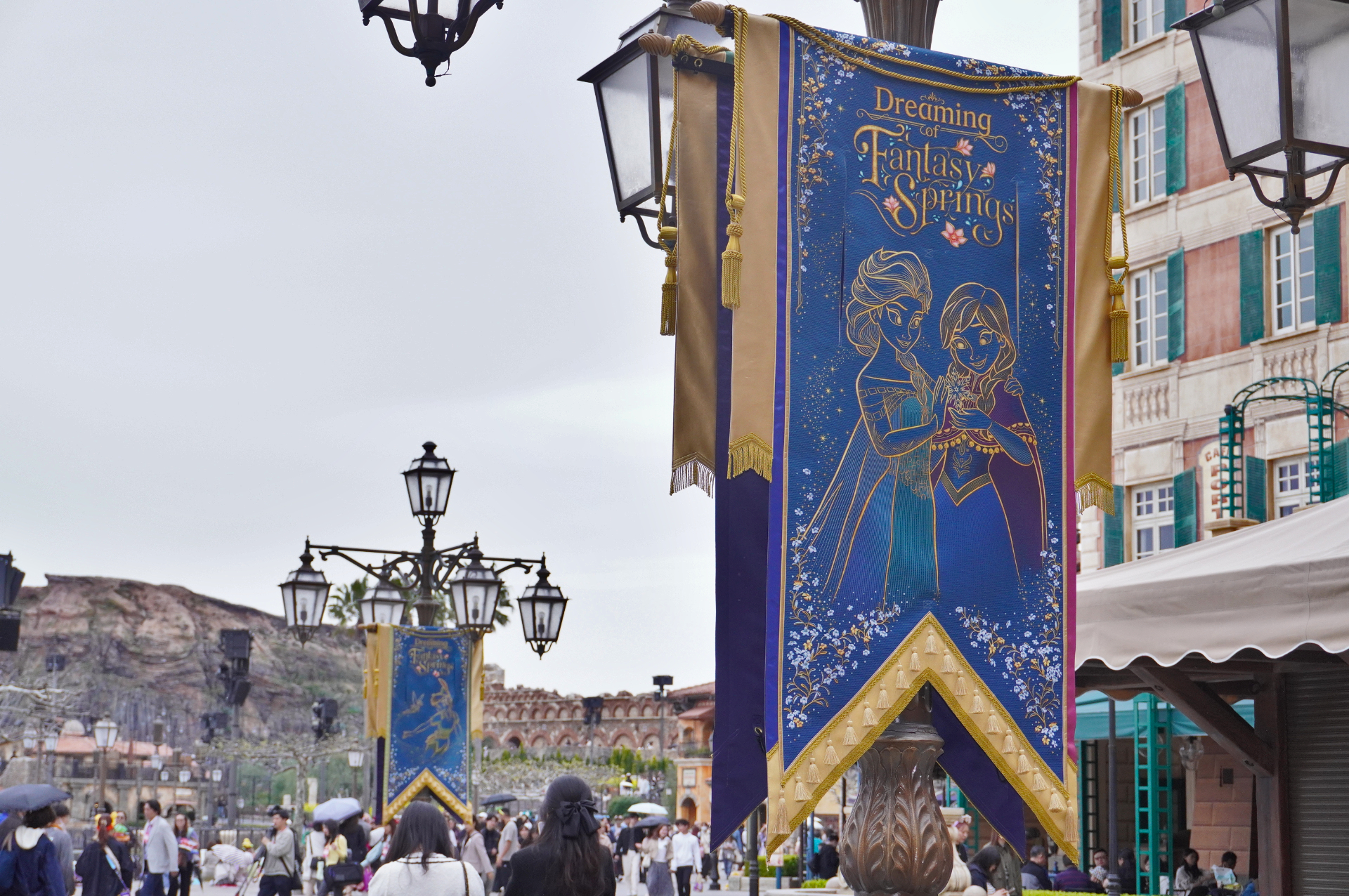 メディテレーニアンハーバー周辺のランプポストには、アナ雪、ラプンツェル、ピーターパンのバナー装飾も