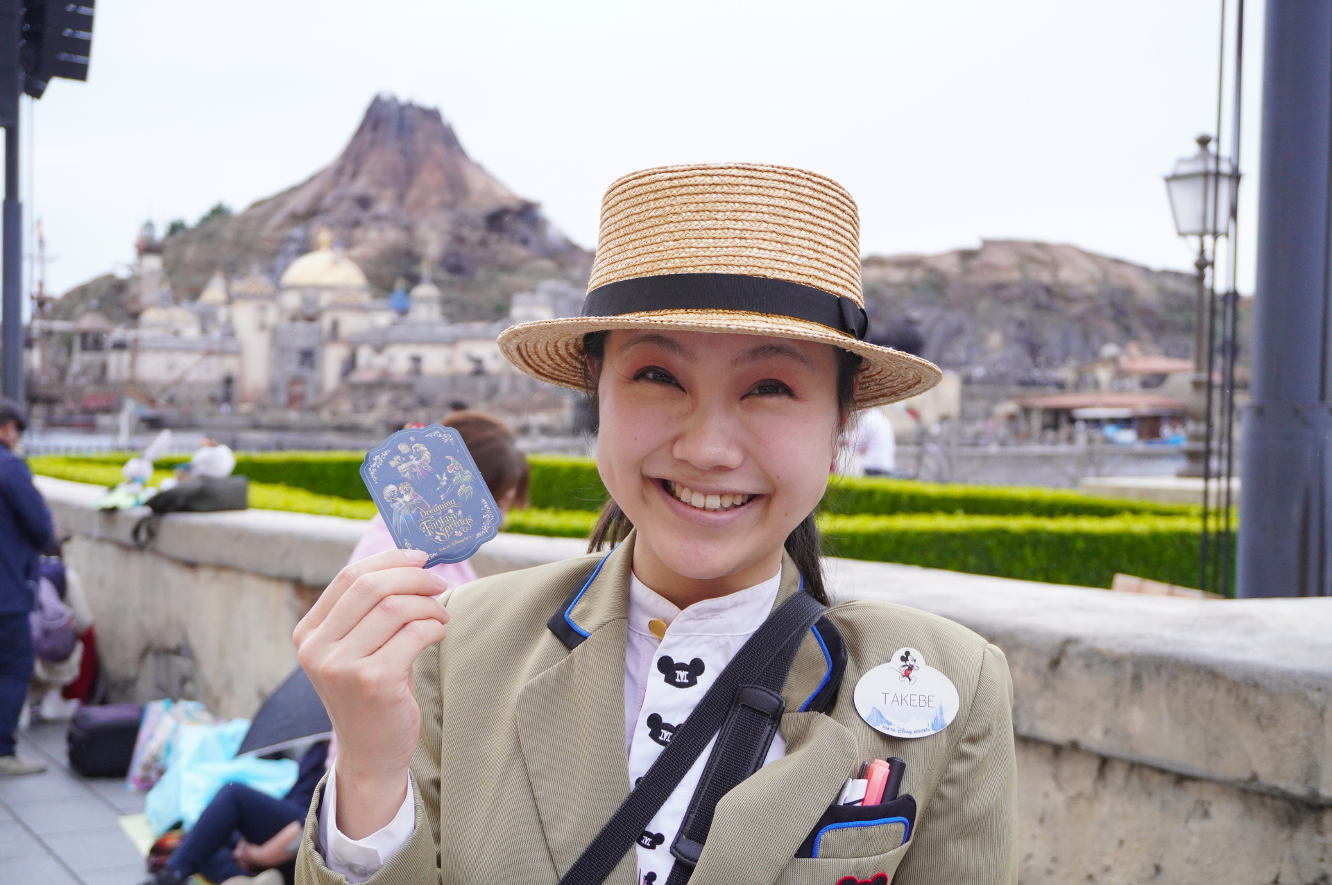 キャストに声をかけるとファンタジースプリングスの「オリジナルシール」がもらえます