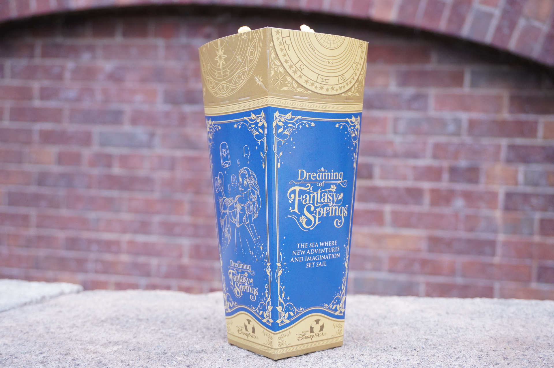 スペシャルデザインのレギュラーポップコーン。こちらはキャラメル味