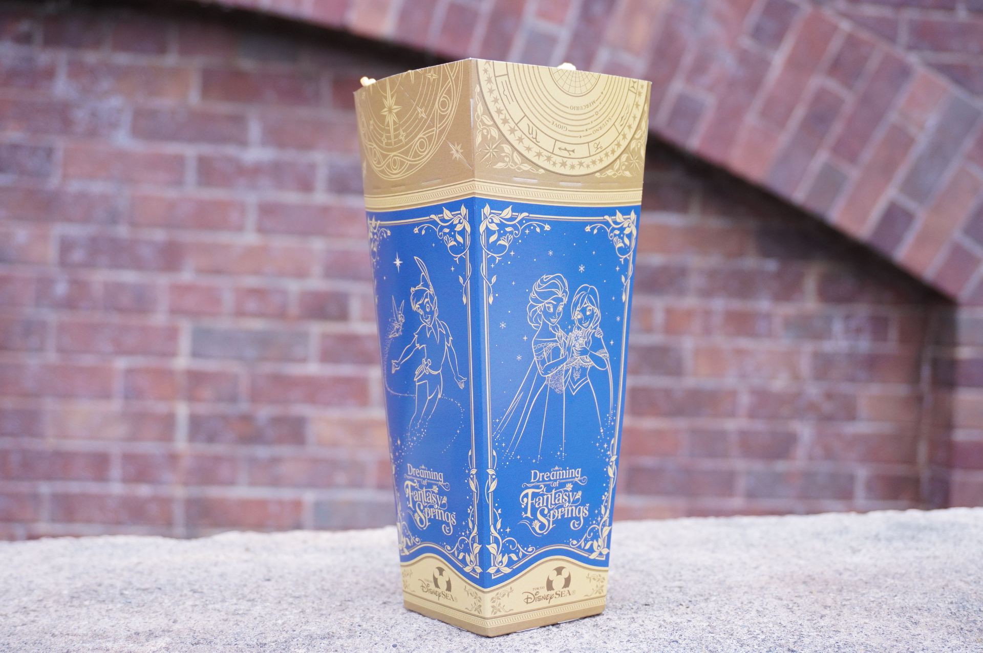 スペシャルデザインのレギュラーポップコーン。こちらはキャラメル味