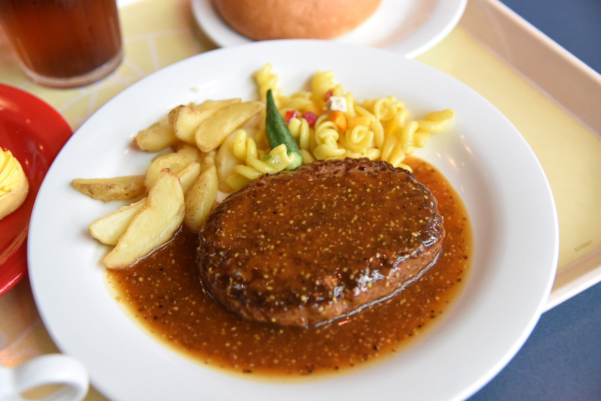 「ハンバーグ、ハニーマスタードソース」はラプンツェル＆パスカルカラーがたっぷり