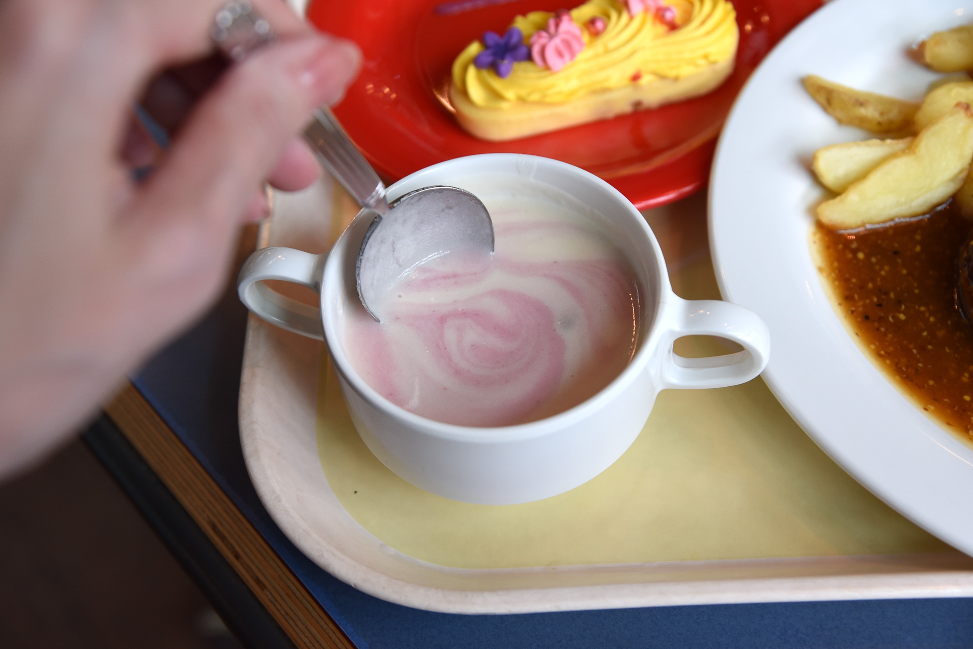 ラプンツェルのドレスのようなラベンダーカラーに！