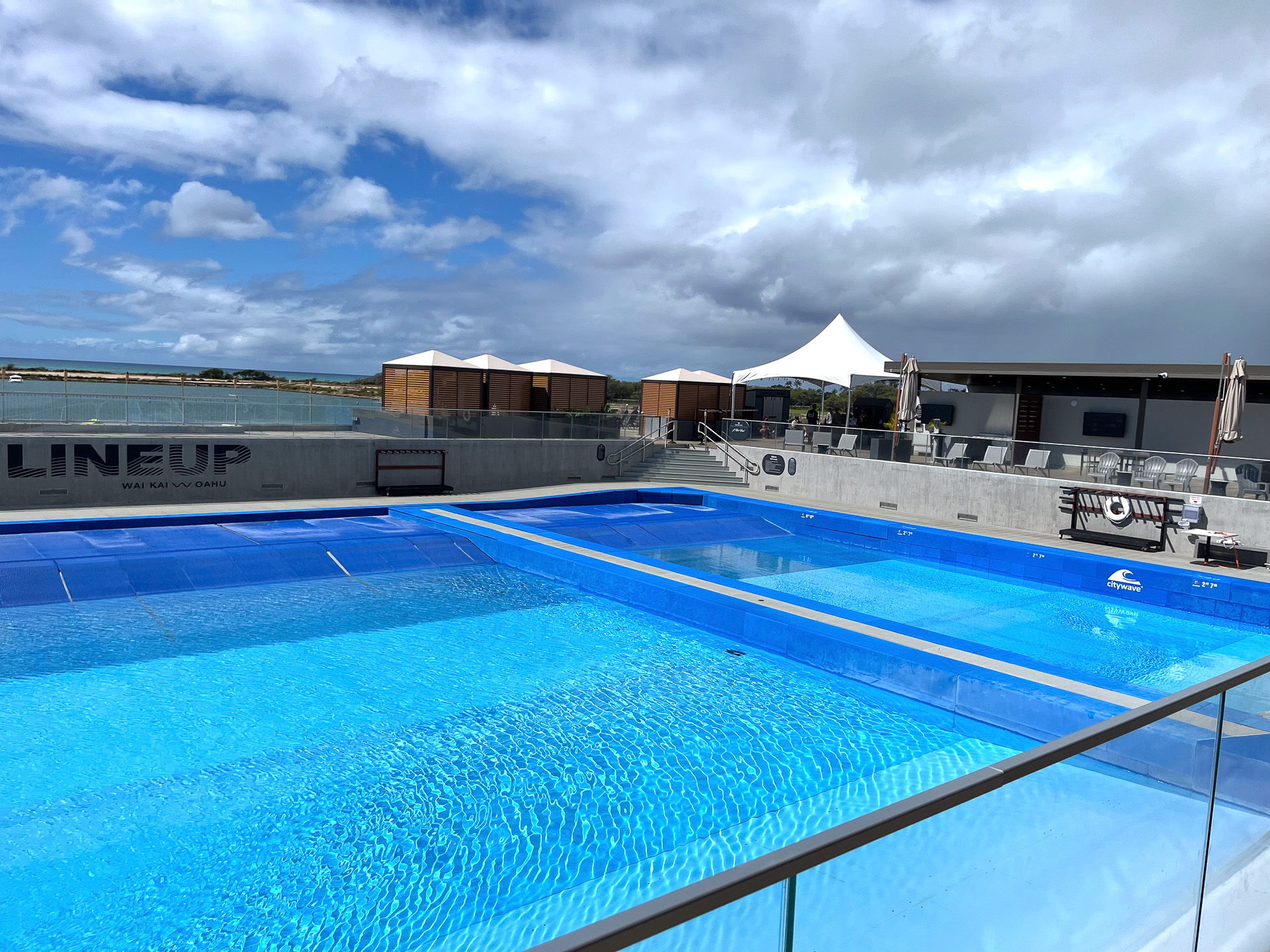 サーフィンを楽しめるプール（波が立っていないとき）