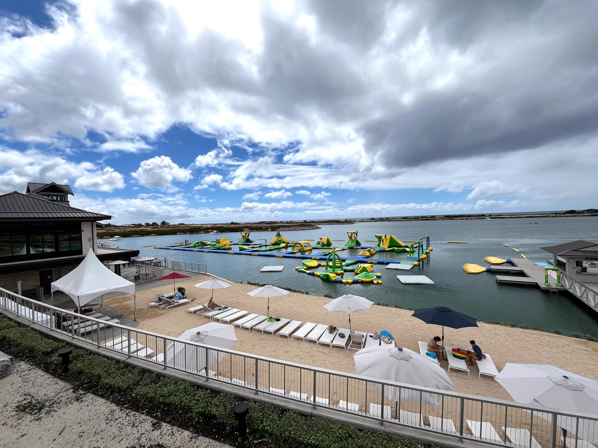 静かなラグーンに浮かぶ水上アスレチックは今年3月にオープンしたばかり