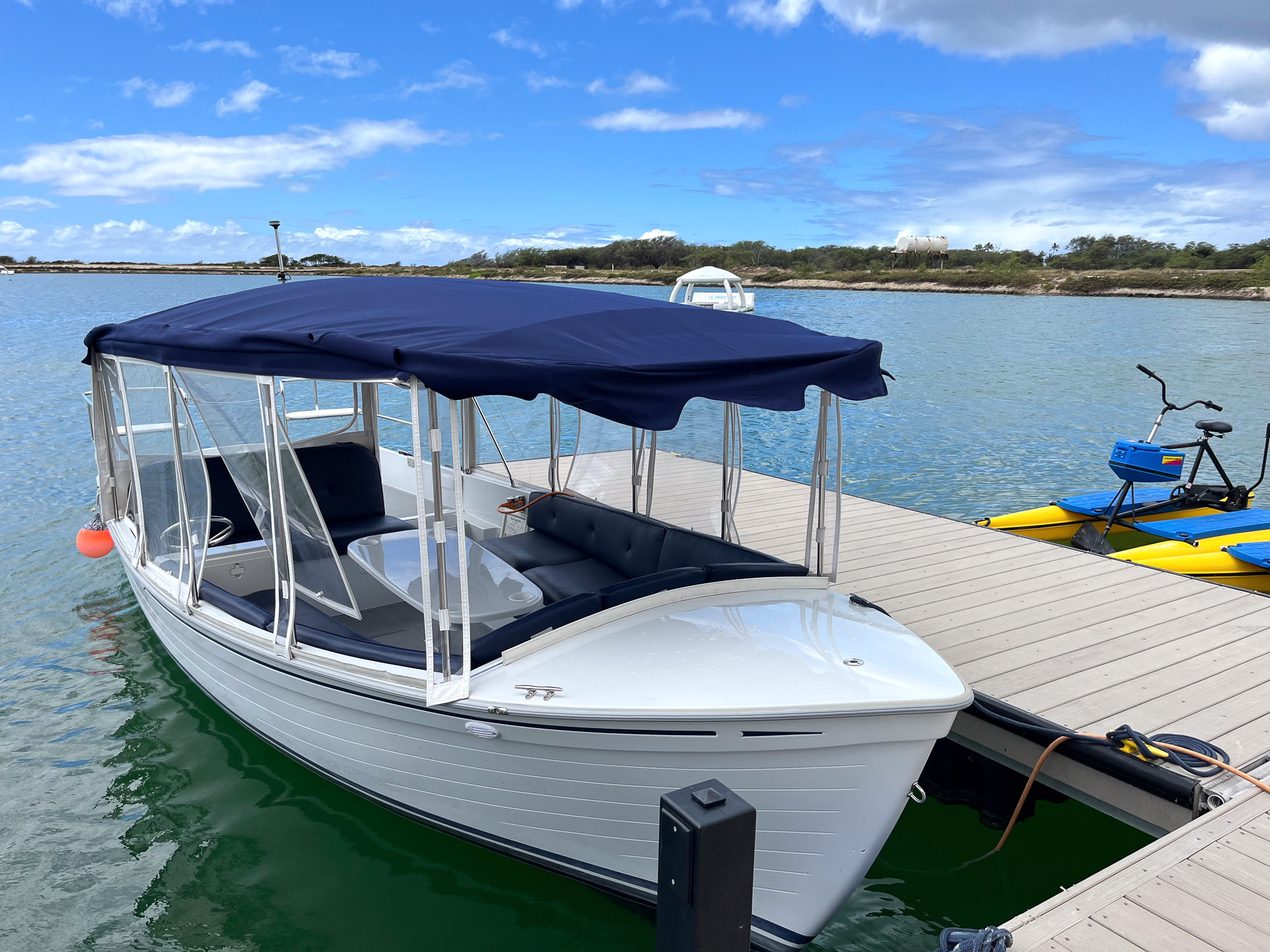 水上ボートでクルーズもできる