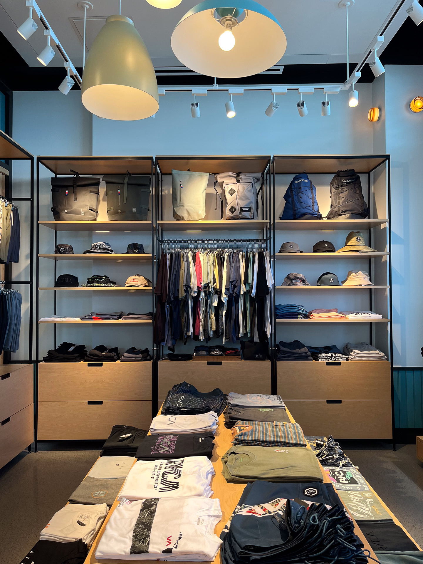 ハワイのブランド「DAKINE」のリュックなども並んでいた
