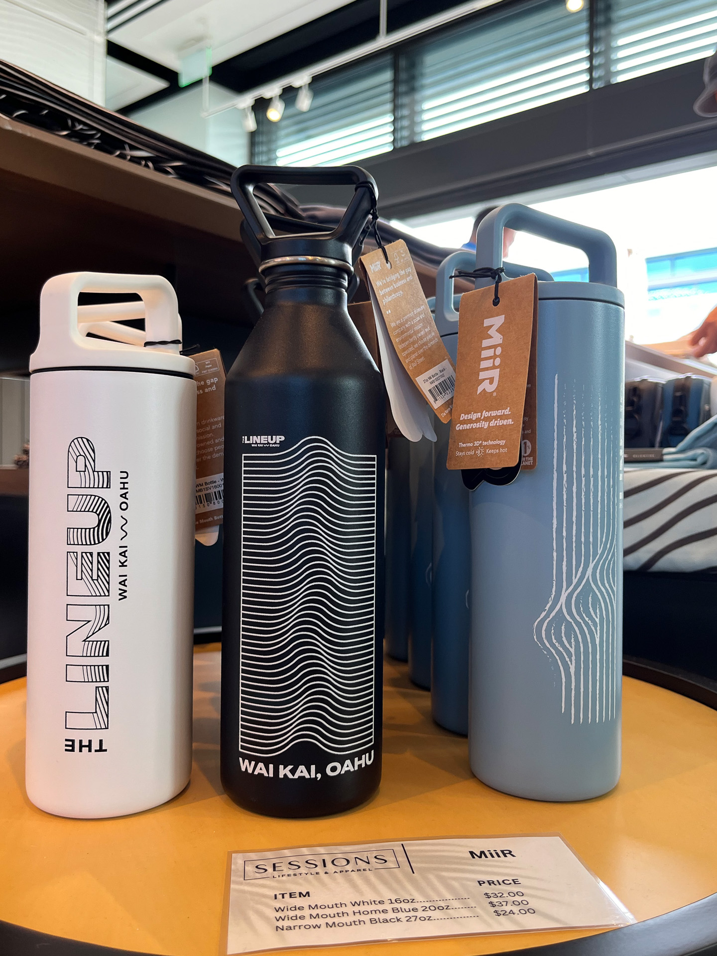 地元の人は持ち歩くのが常識のウォーターボトル（24ドル～）