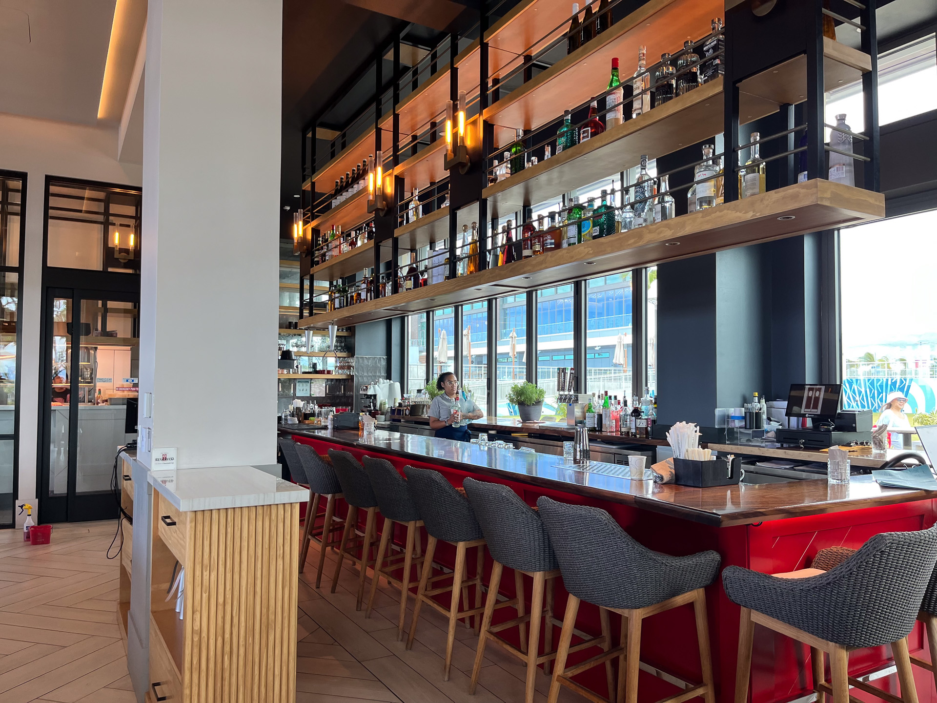 アルコールの種類が揃うカウンターバー（プラザグリル）