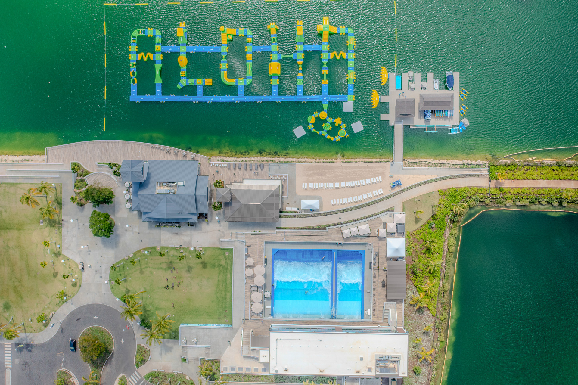 水上アスレチックは上から見ると「ALOHA」になっている！