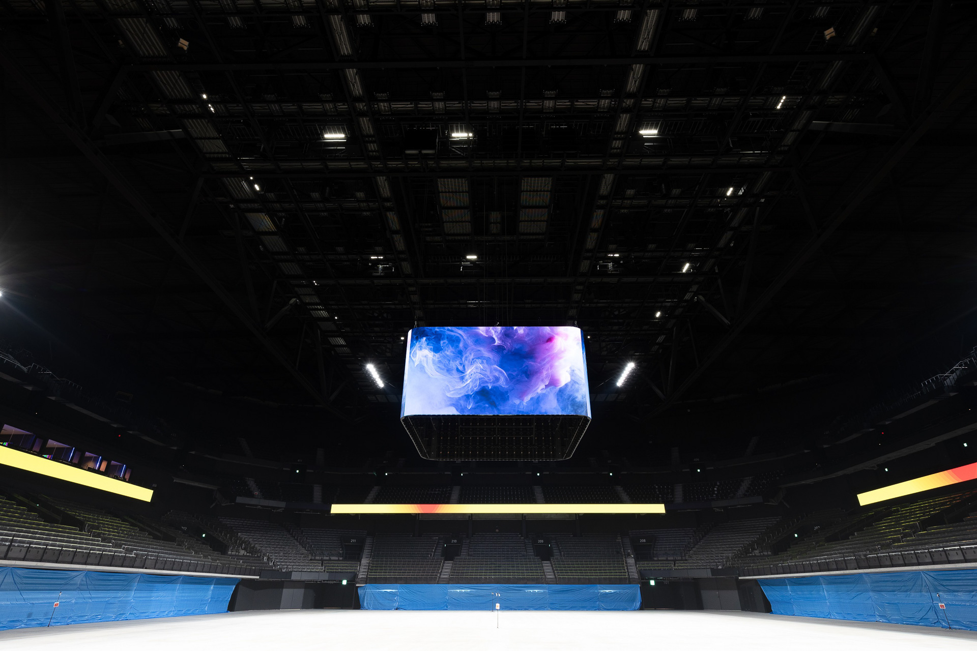 約423インチの昇降式ビジョンと全長約120mのリボンビジョン