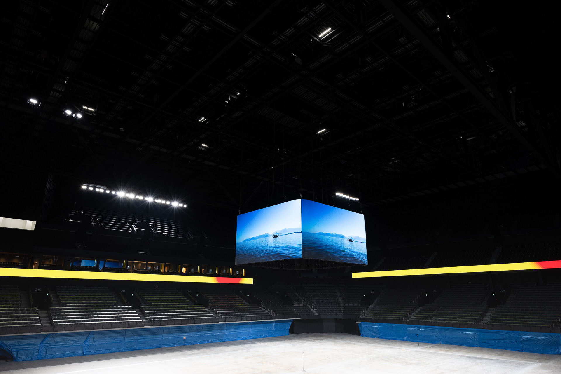 約423インチの昇降式ビジョンと全長約120mのリボンビジョン