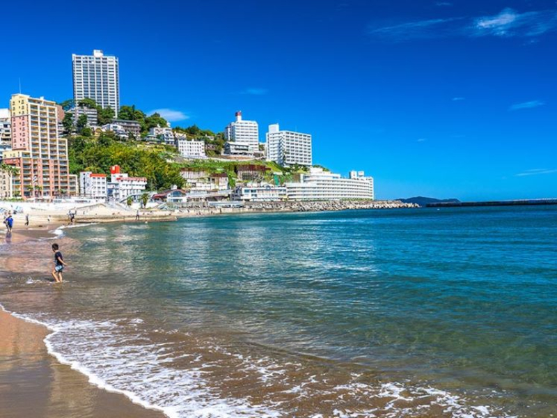 熱海サンビーチや熱海駅前商店街の徒歩圏内に位置する