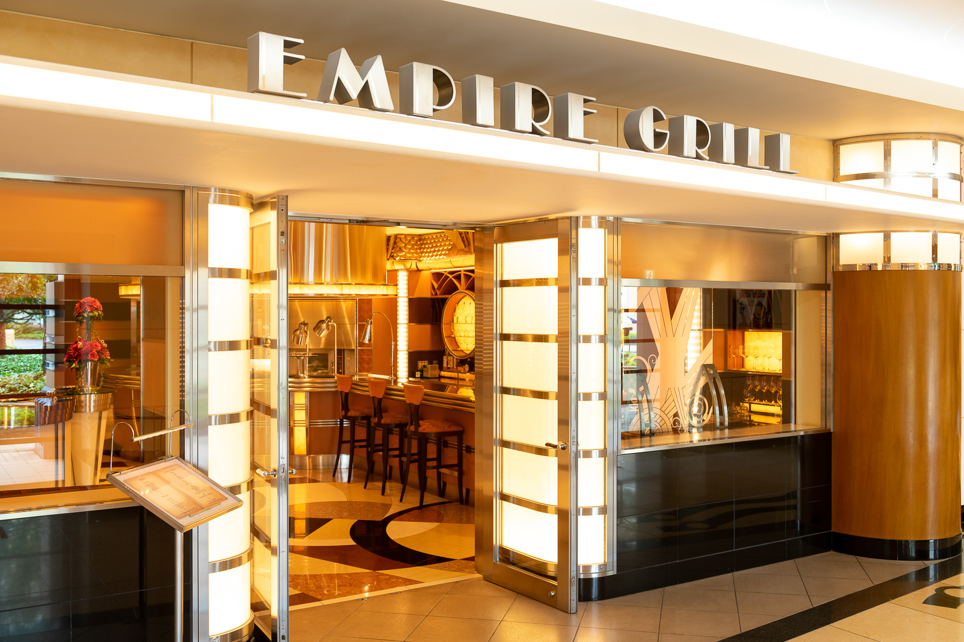 カリフォルニア料理レストラン「エンパイア・グリル」