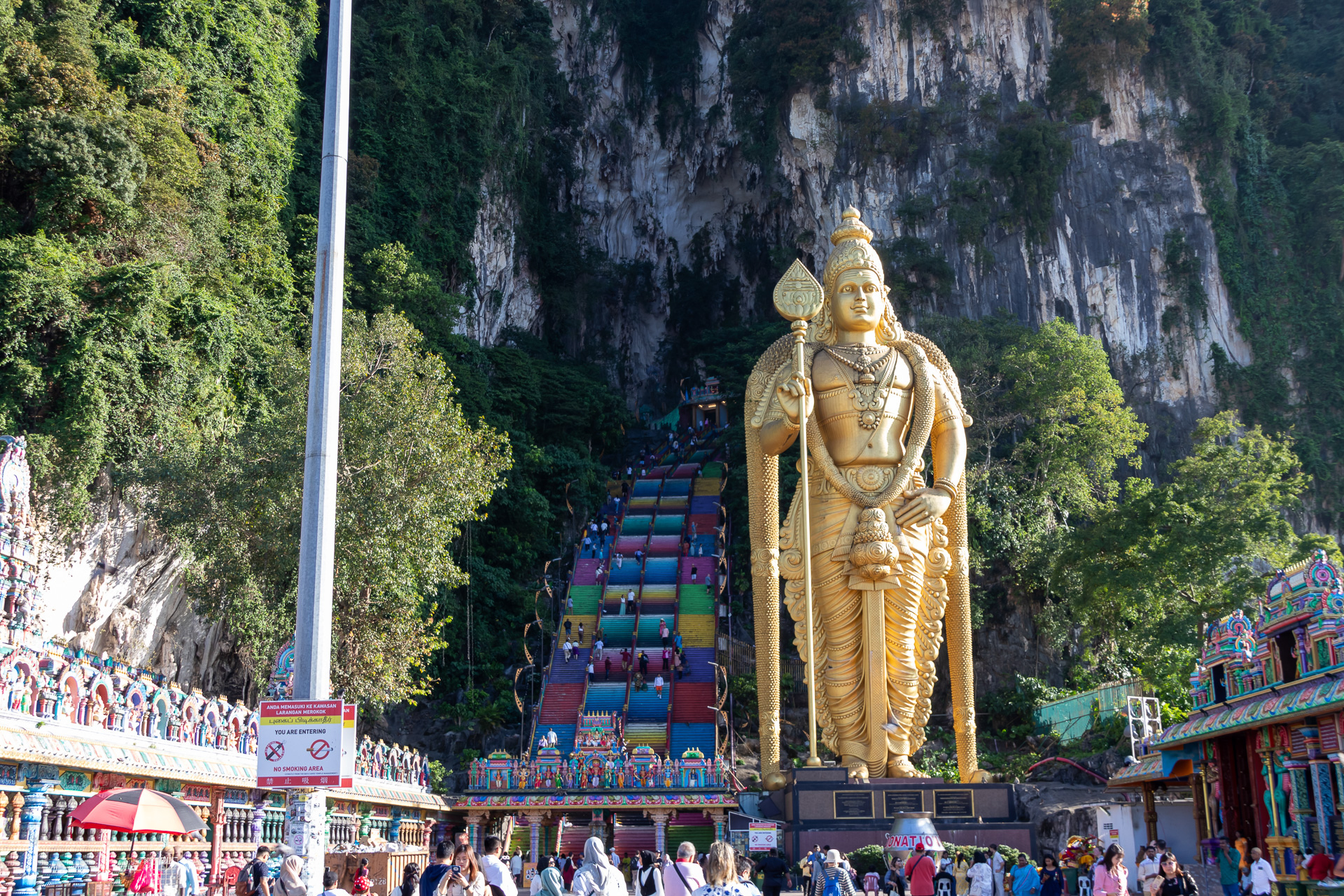 クアラルンプール郊外にあるバツー洞窟の入口に立つ巨大なムルガン像