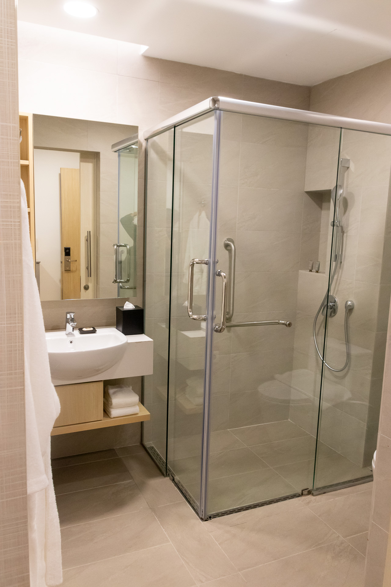 ミニキッチンやテラスなどを備えている