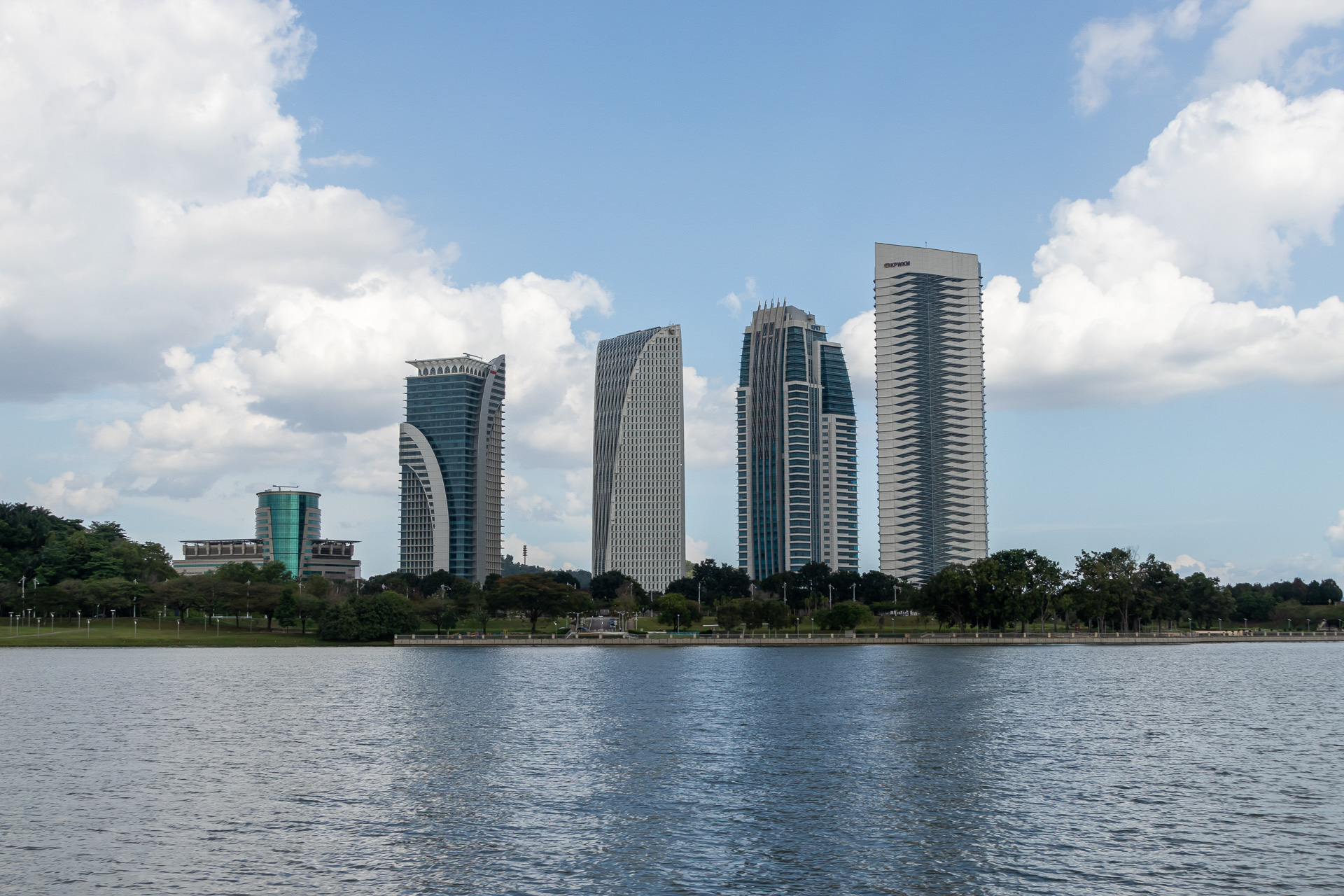 新しい都市なので近代的なビルも多いプトラジャヤ