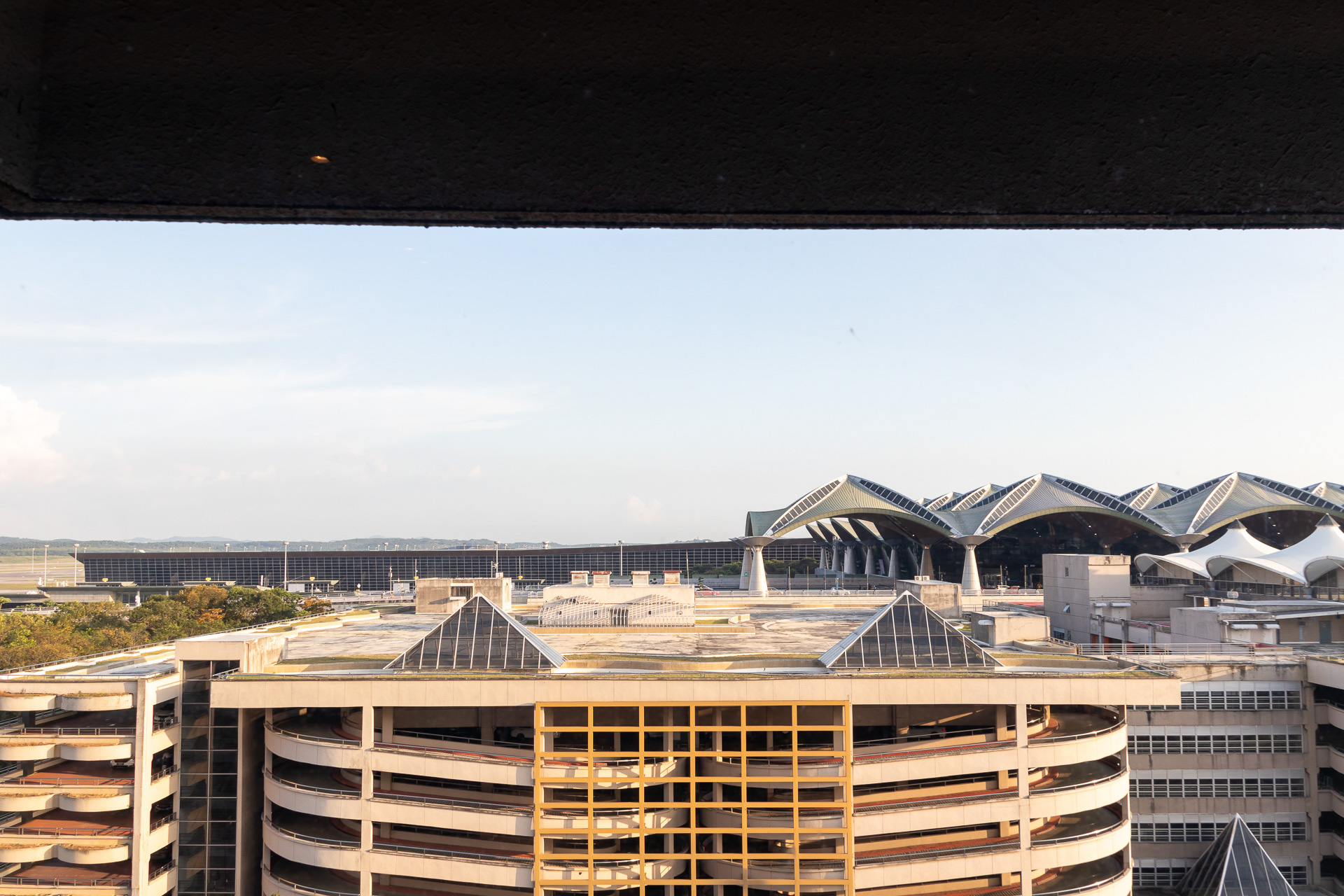 望遠レンズがあれば14L（32R）を離着陸する飛行機を撮影することも可能